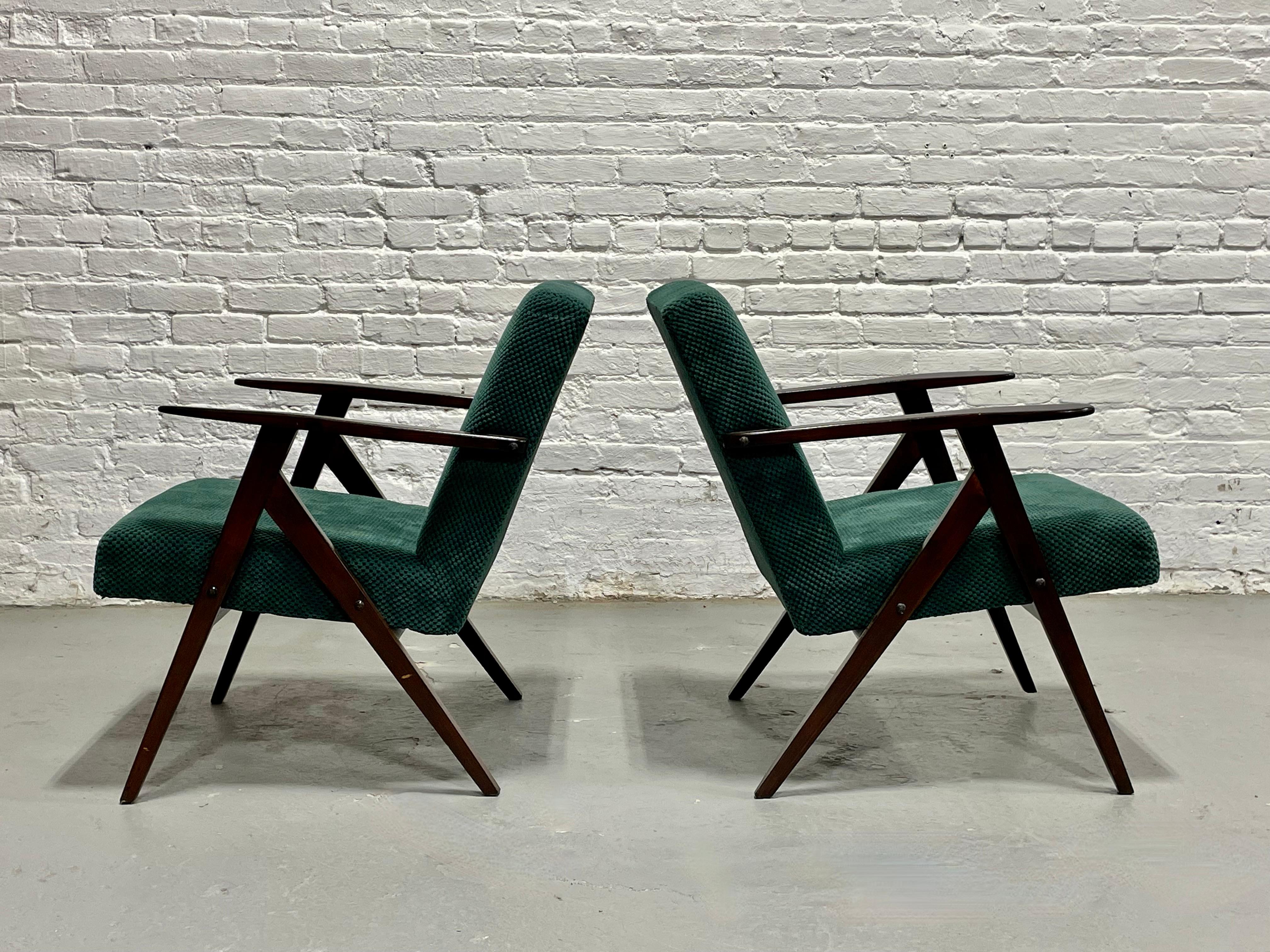 PAIRE - Chaises longues modernes du milieu du siècle, Model B-310 - Fabriquées en Pologne, c. 1960s. en vente 5