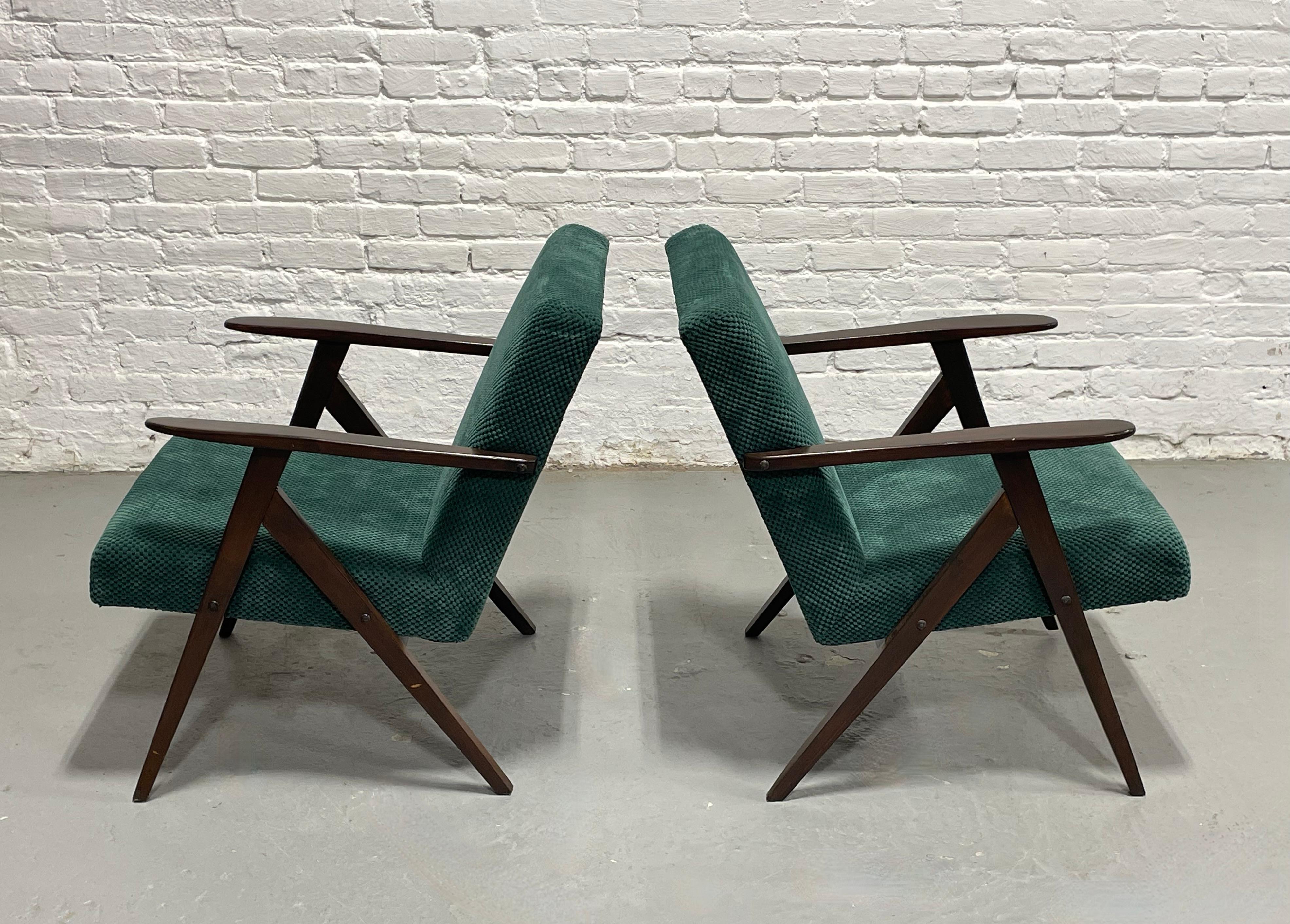 PAIRE - Chaises longues modernes du milieu du siècle, Model B-310 - Fabriquées en Pologne, c. 1960s. en vente 6