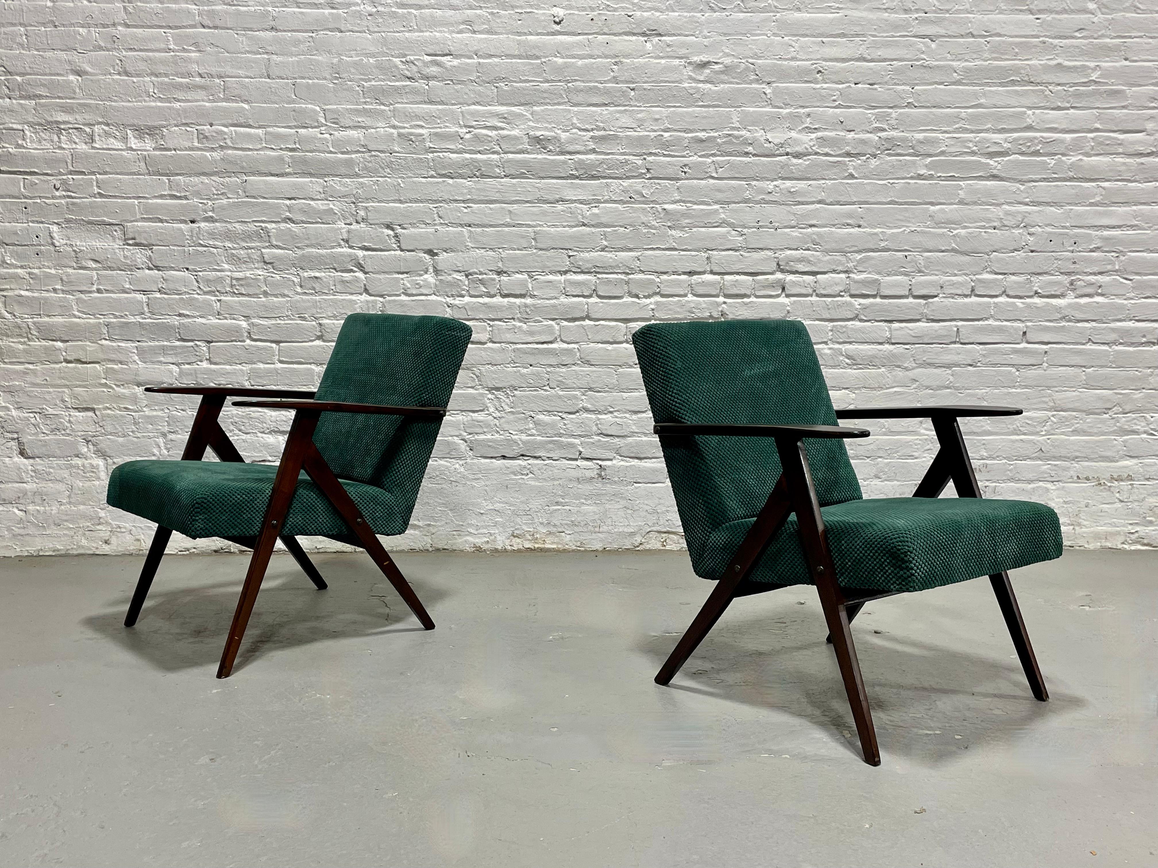 PAIRE - Chaises longues modernes du milieu du siècle, Model B-310 - Fabriquées en Pologne, c. 1960s. en vente 7