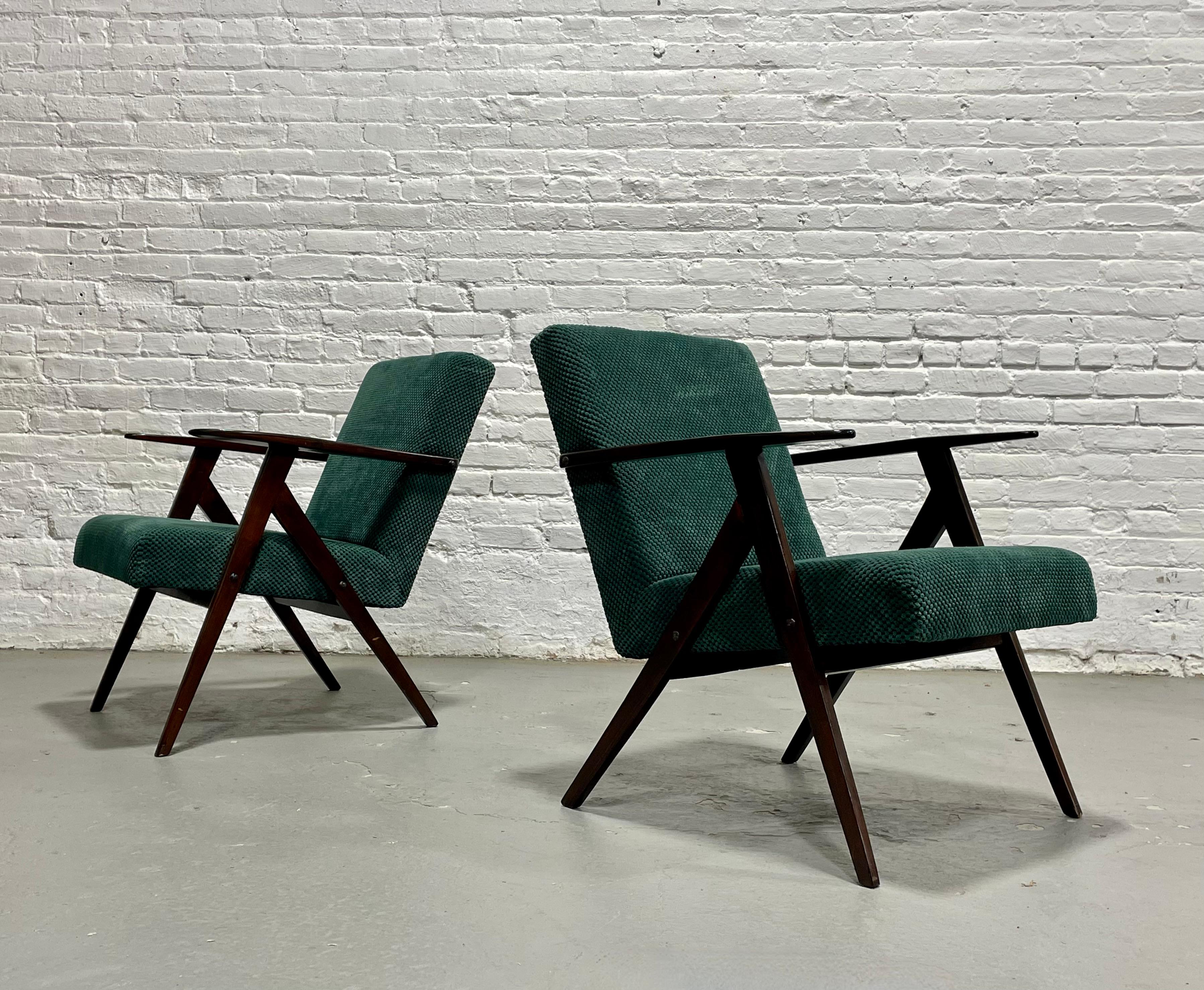 PAIRE - Chaises longues modernes du milieu du siècle, Model B-310 - Fabriquées en Pologne, c. 1960s. en vente 9