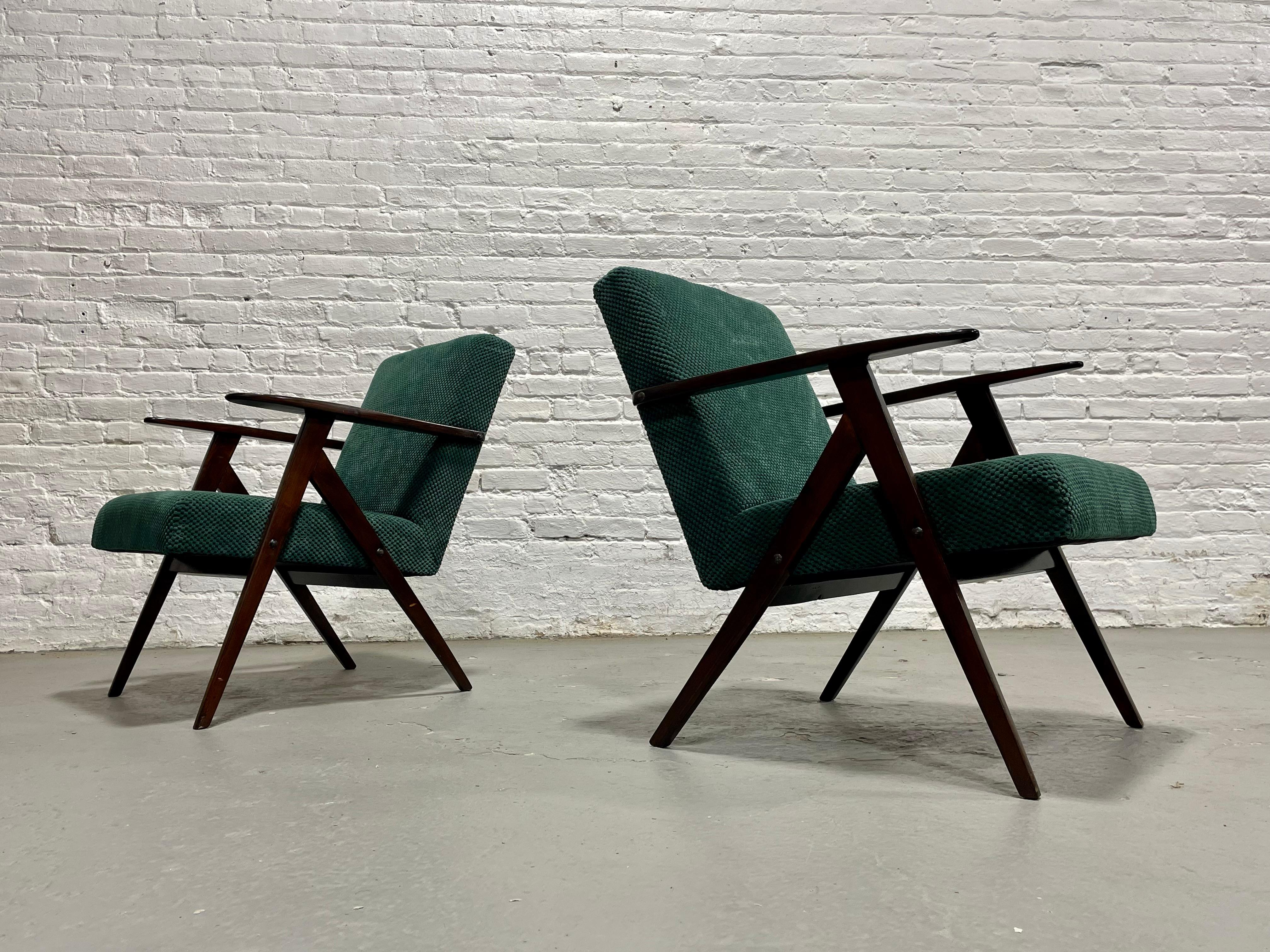 Mid-Century Modern PAIRE - Chaises longues modernes du milieu du siècle, Model B-310 - Fabriquées en Pologne, c. 1960s. en vente
