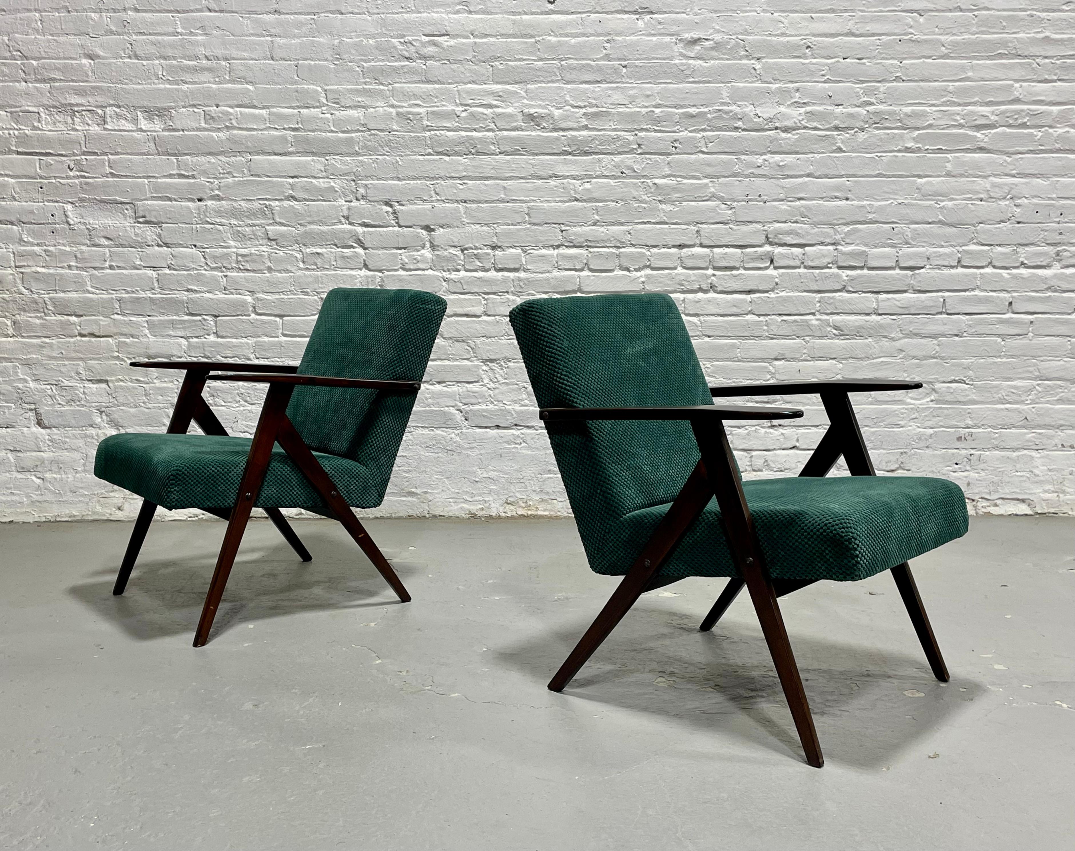 PAIRE - Chaises longues modernes du milieu du siècle, Model B-310 - Fabriquées en Pologne, c. 1960s. Bon état - En vente à Weehawken, NJ