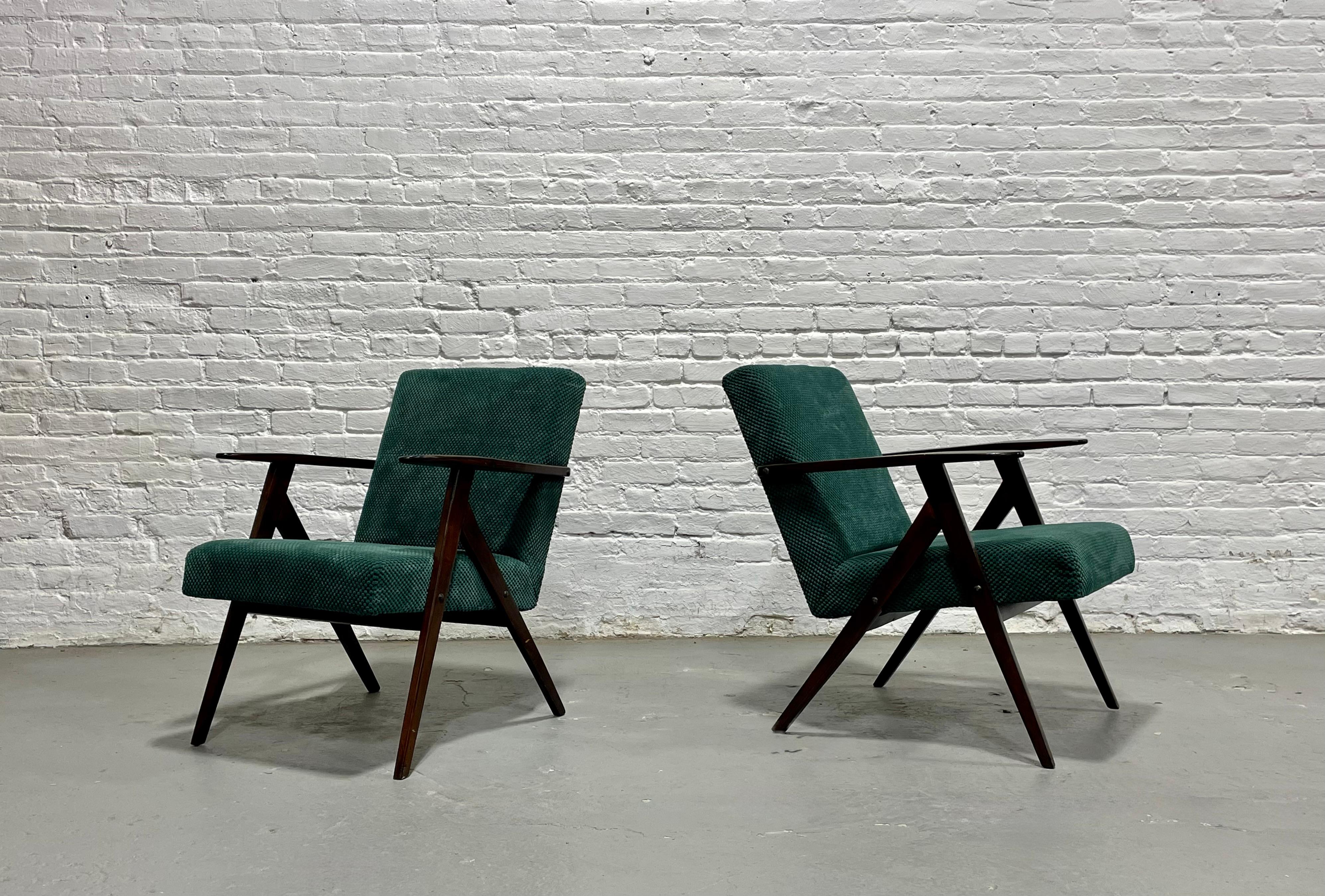 Milieu du XXe siècle PAIRE - Chaises longues modernes du milieu du siècle, Model B-310 - Fabriquées en Pologne, c. 1960s. en vente