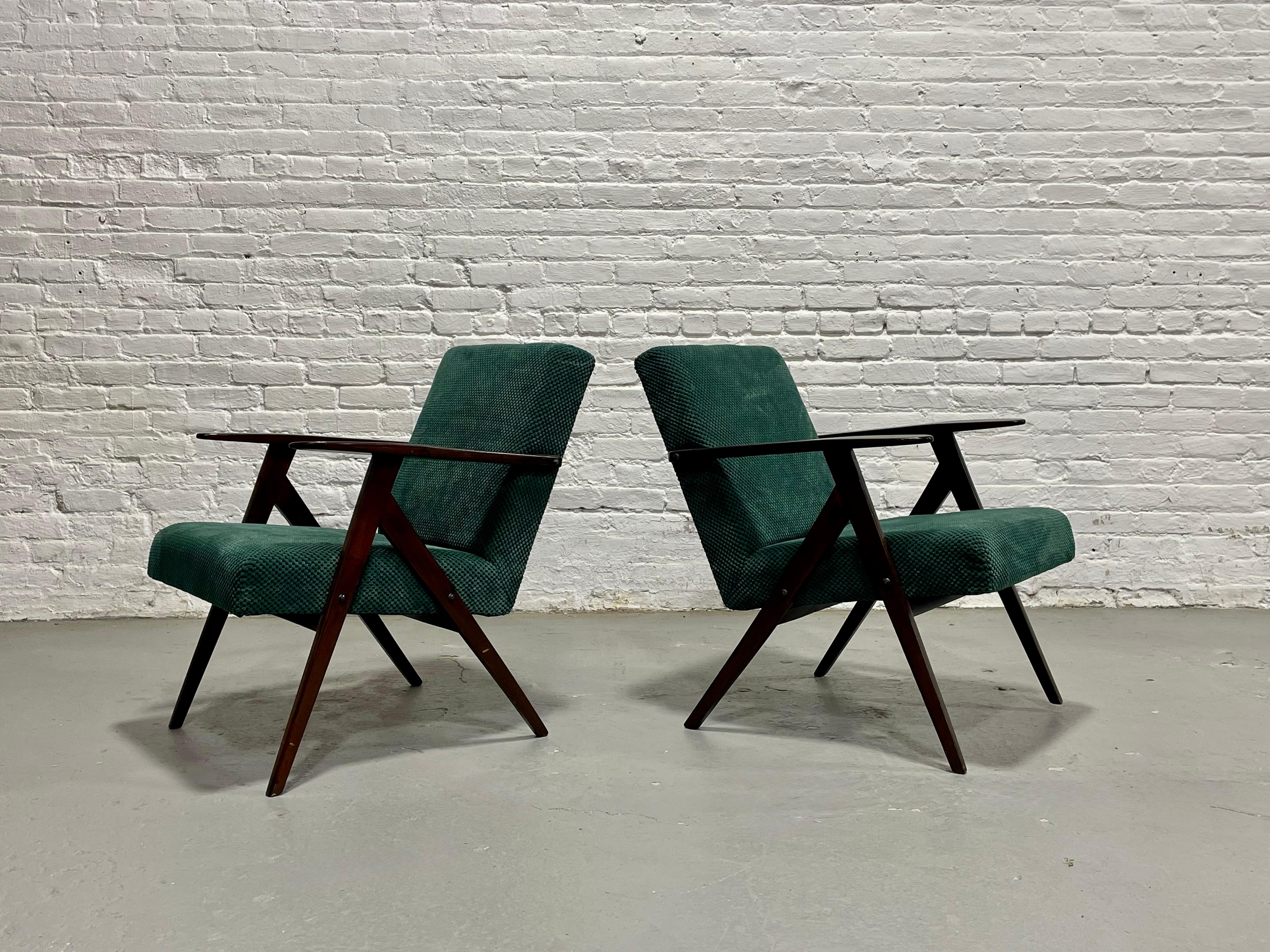 Velours PAIRE - Chaises longues modernes du milieu du siècle, Model B-310 - Fabriquées en Pologne, c. 1960s. en vente