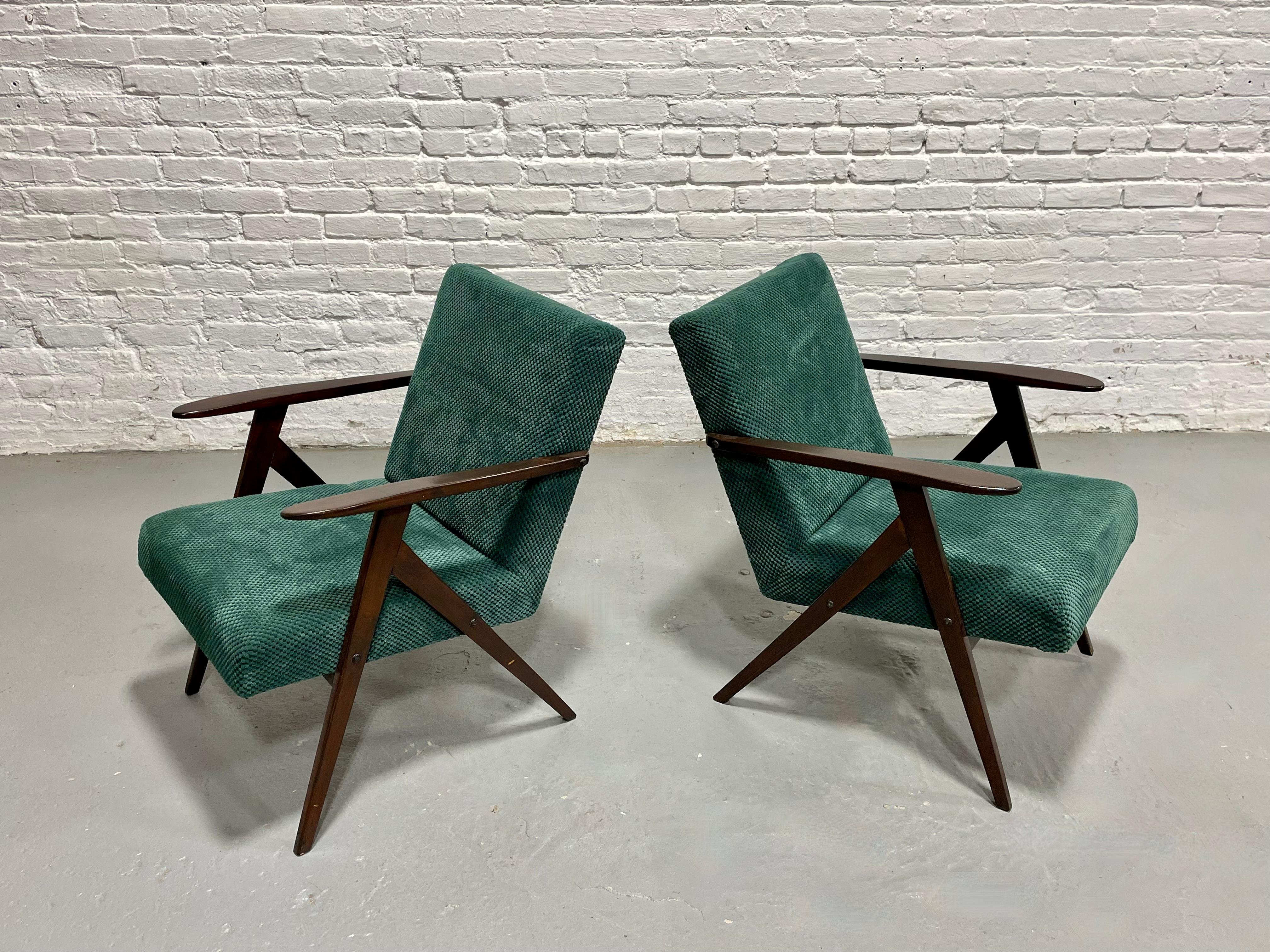 PAIRE - Chaises longues modernes du milieu du siècle, Model B-310 - Fabriquées en Pologne, c. 1960s. en vente 1