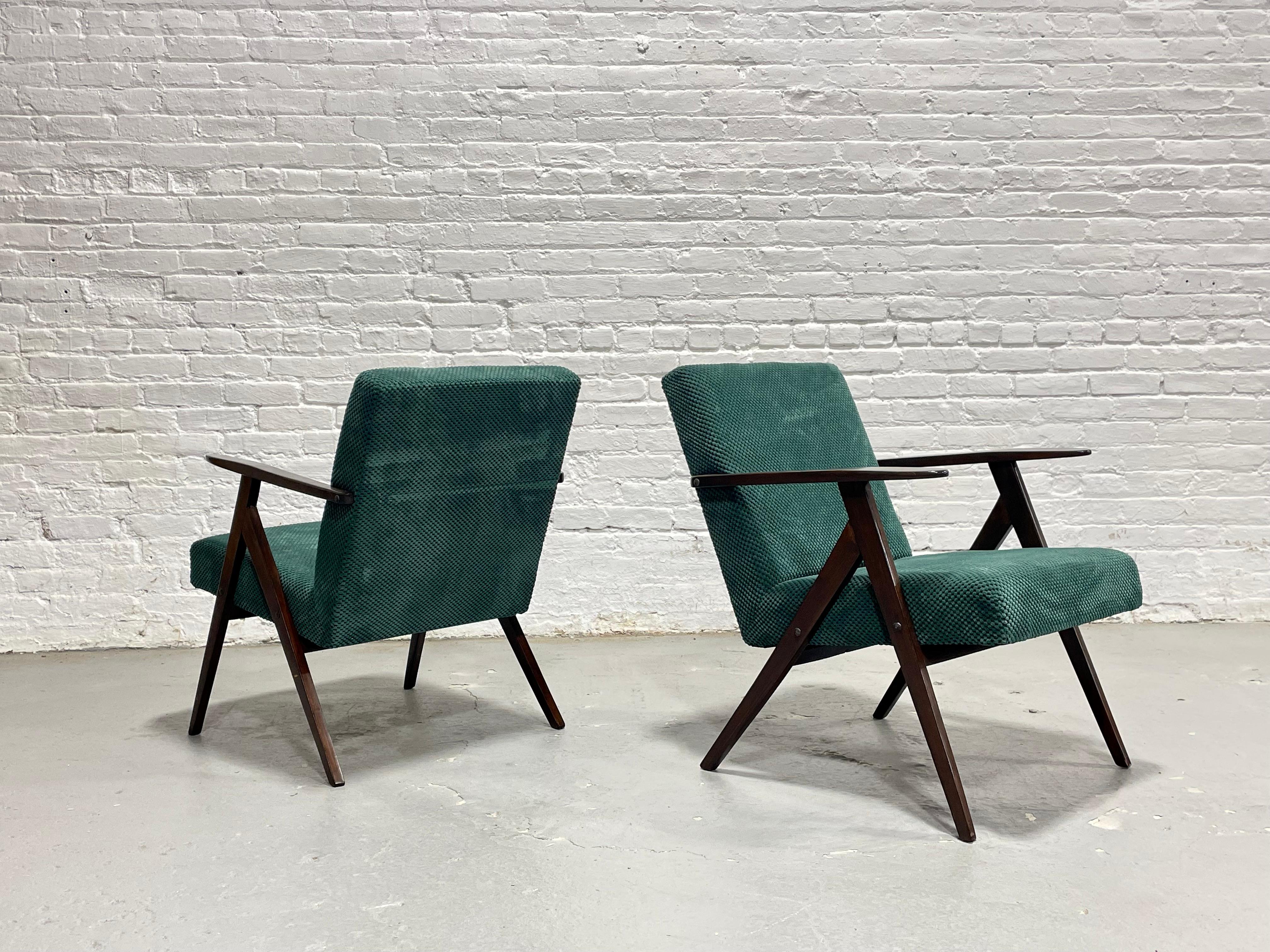 PAIRE - Chaises longues modernes du milieu du siècle, Model B-310 - Fabriquées en Pologne, c. 1960s. en vente 3