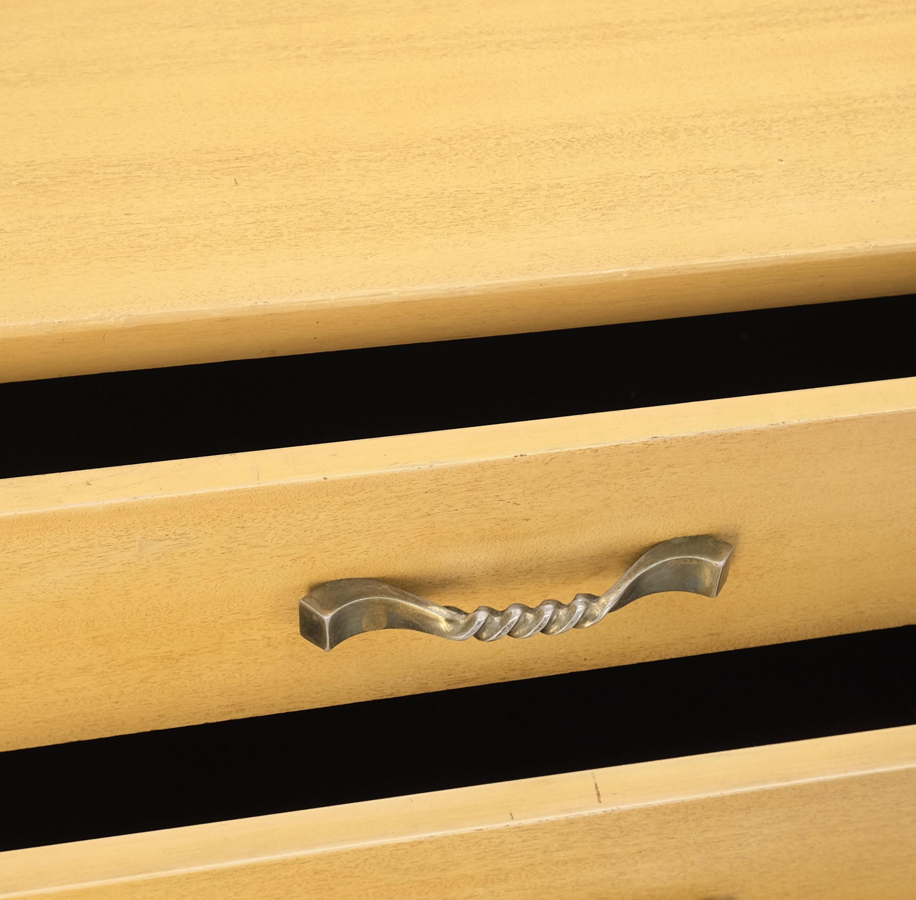 Mid-Century moderno Coppia di cassettoni in ottone massiccio ritorto in mogano della metà del secolo scorso  MINT in vendita