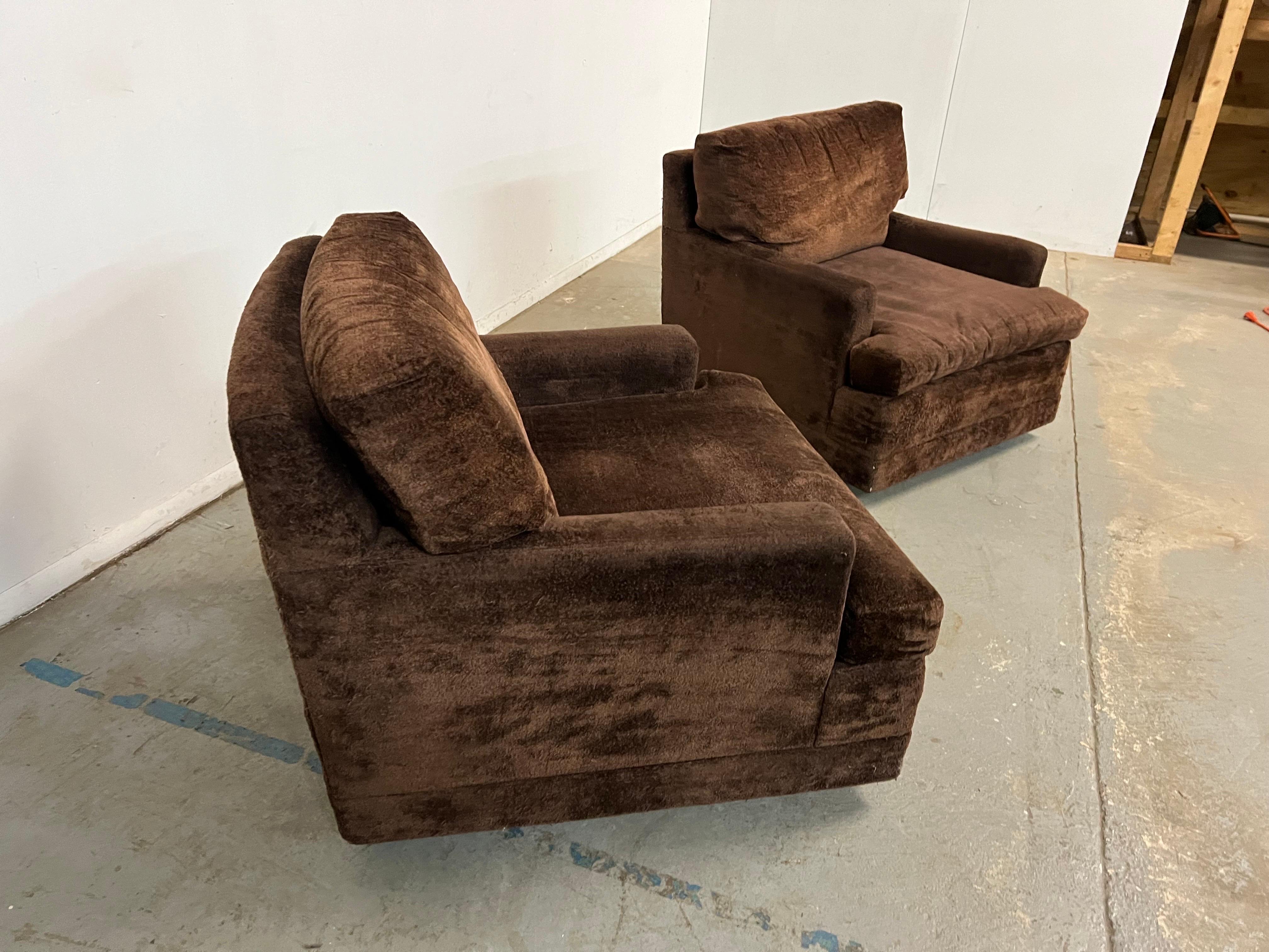 Pair - Mid-Century Modern Milo Baughman Style Cube Roller Pit Club Chairs  In Good Condition For Sale In Wilmington, DE