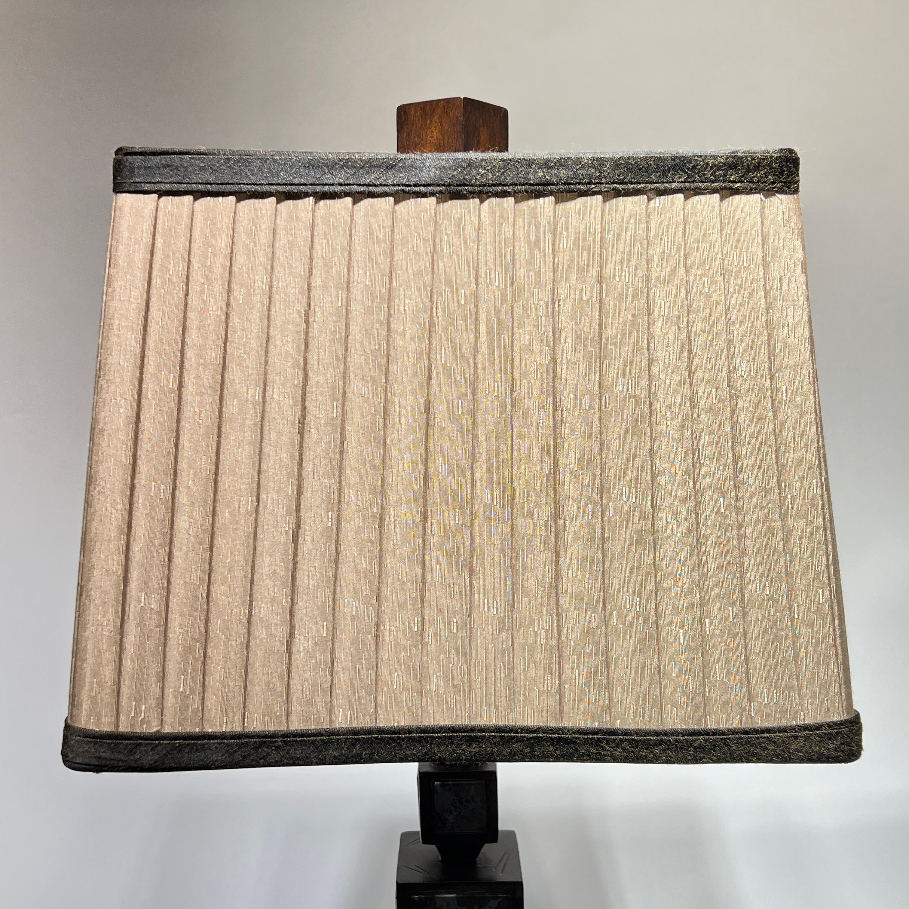 Paire de lampes de bureau modernes du milieu du siècle dernier en verre miroir et bois en vente 5
