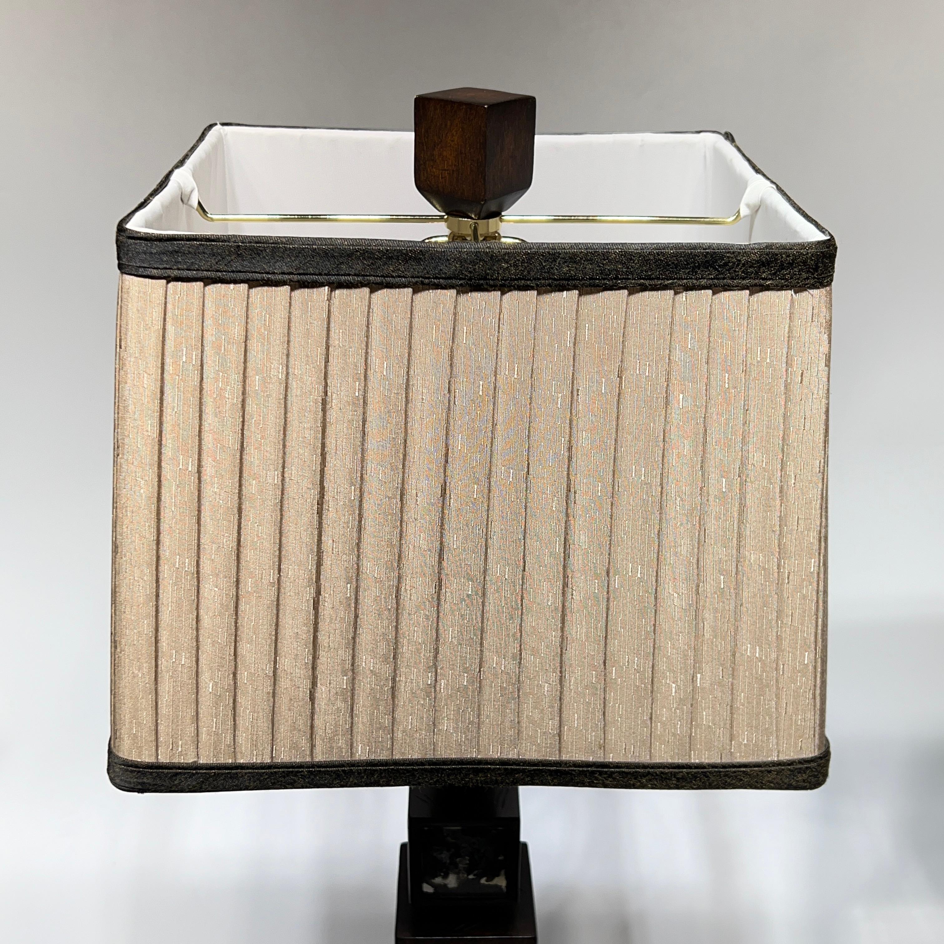 Paire de lampes de bureau modernes du milieu du siècle dernier en verre miroir et bois en vente 6