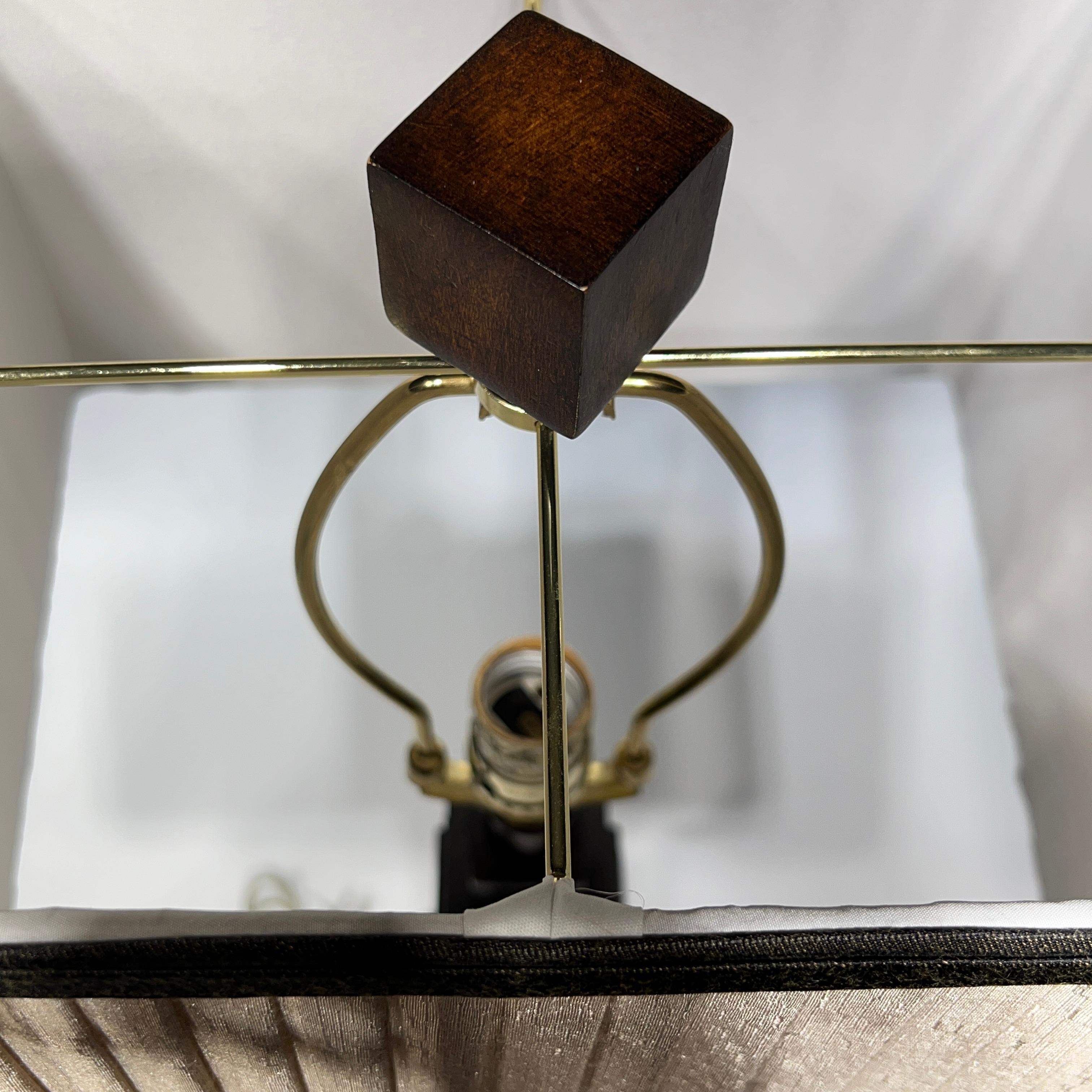 Paire de lampes de bureau modernes du milieu du siècle dernier en verre miroir et bois en vente 7