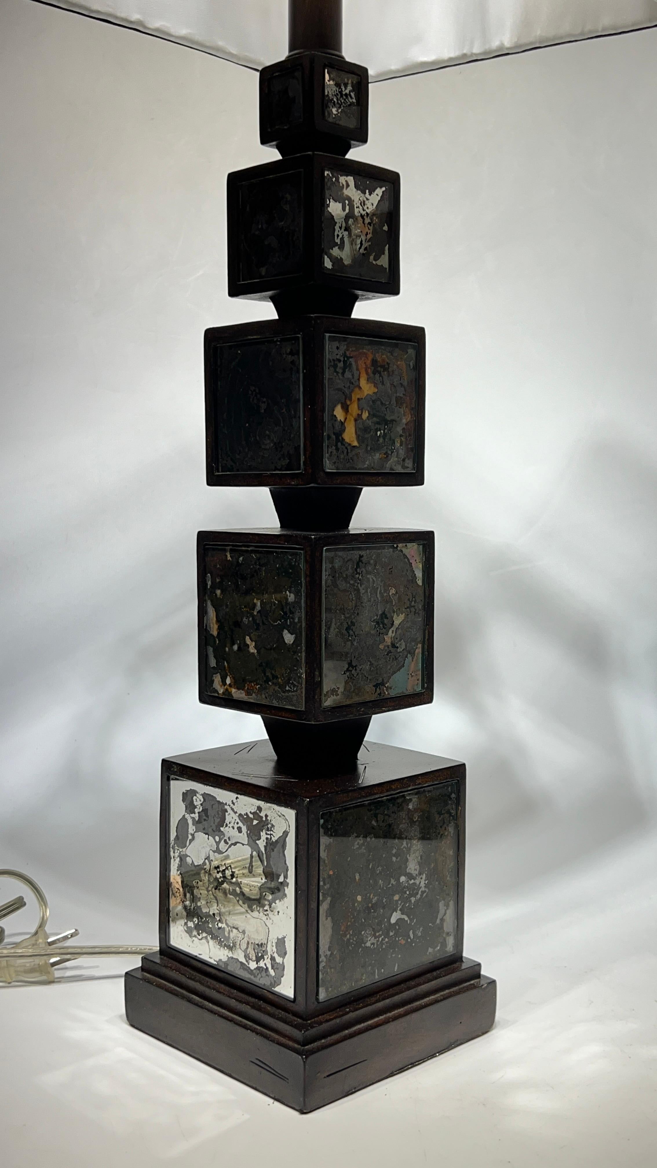 Paire de lampes de bureau modernes du milieu du siècle dernier en verre miroir et bois en vente 8