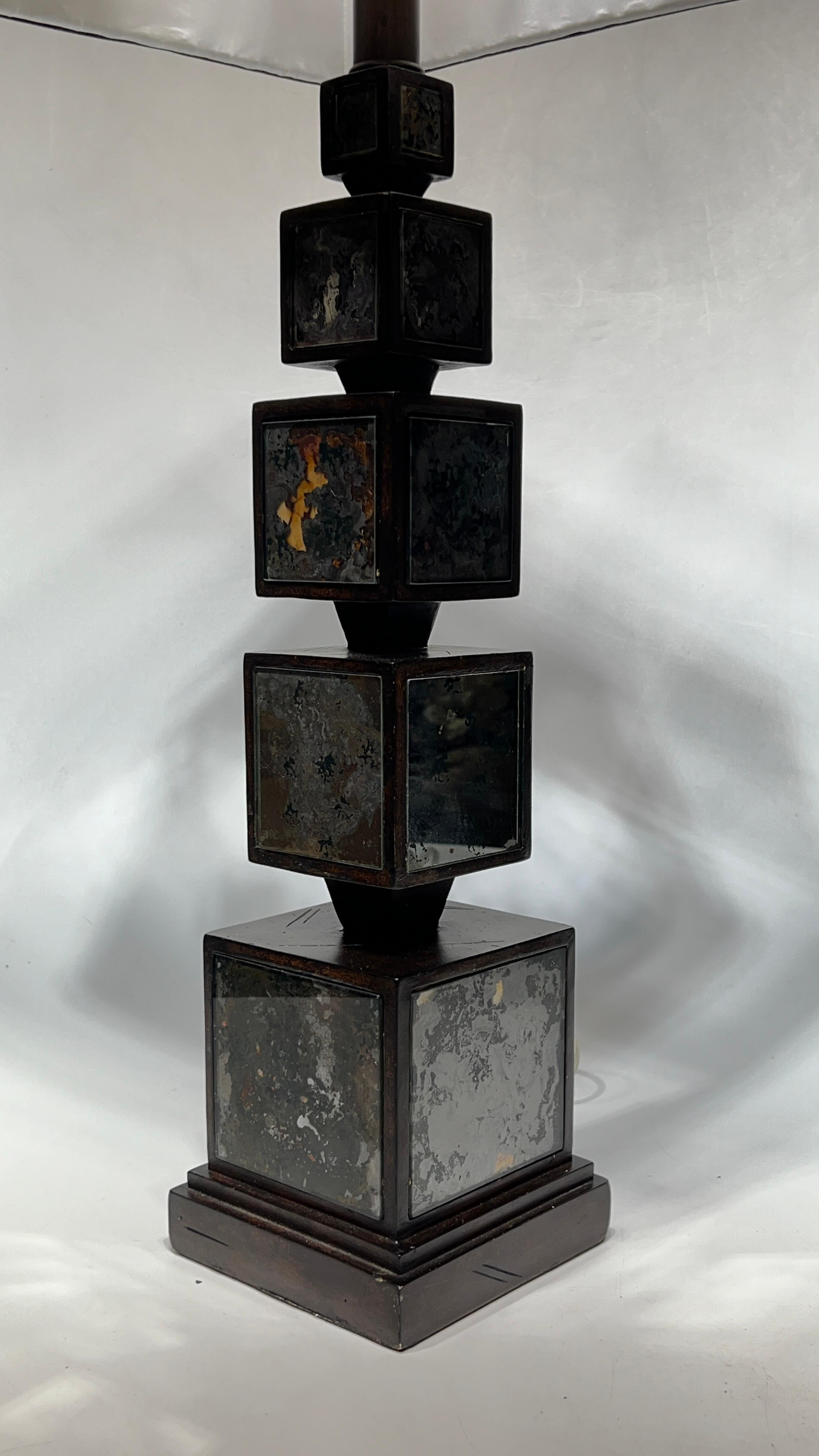 Paire de lampes de bureau modernes du milieu du siècle dernier en verre miroir et bois en vente 9
