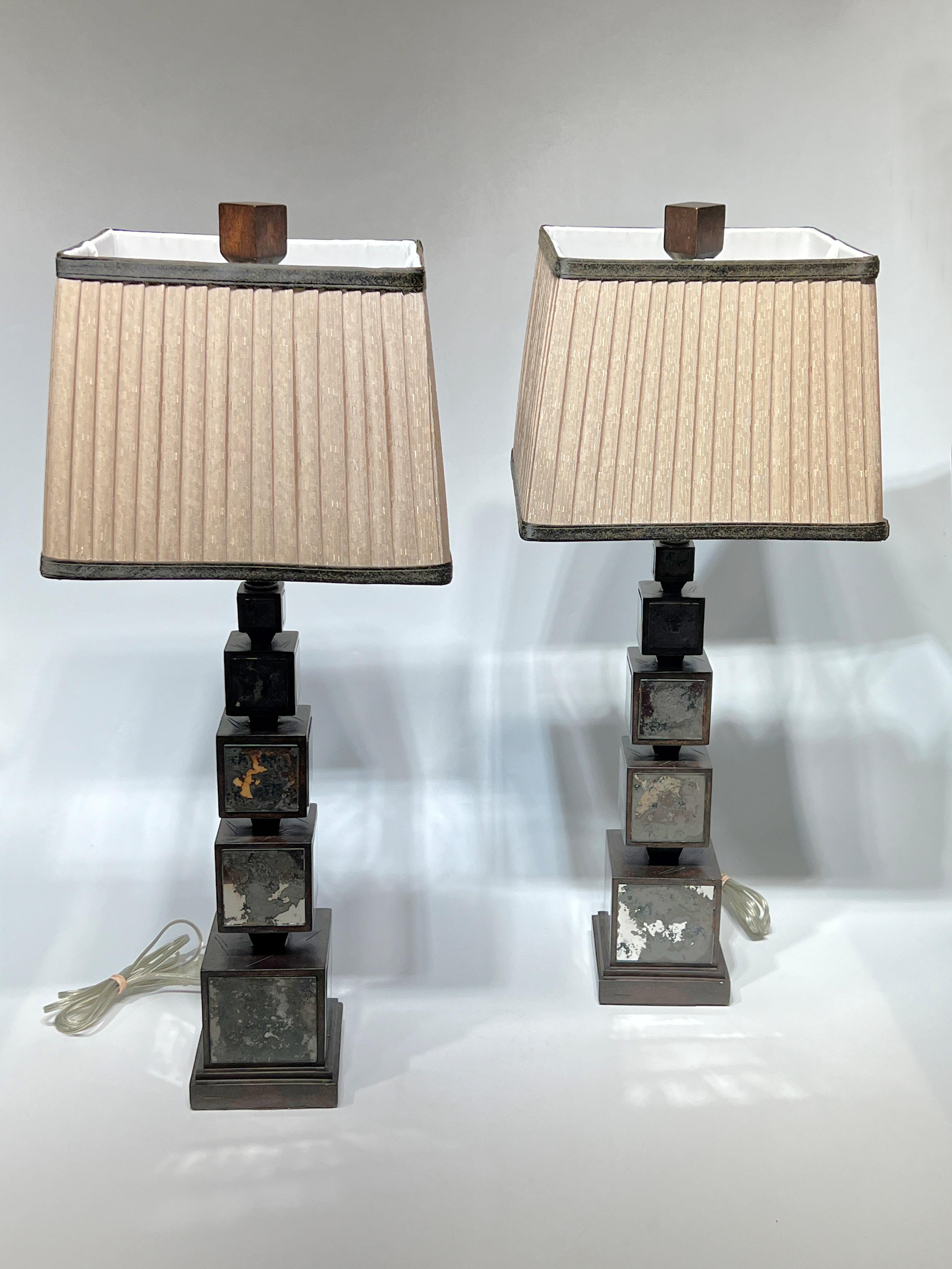 Mid-Century Modern Paire de lampes de bureau modernes du milieu du siècle dernier en verre miroir et bois en vente
