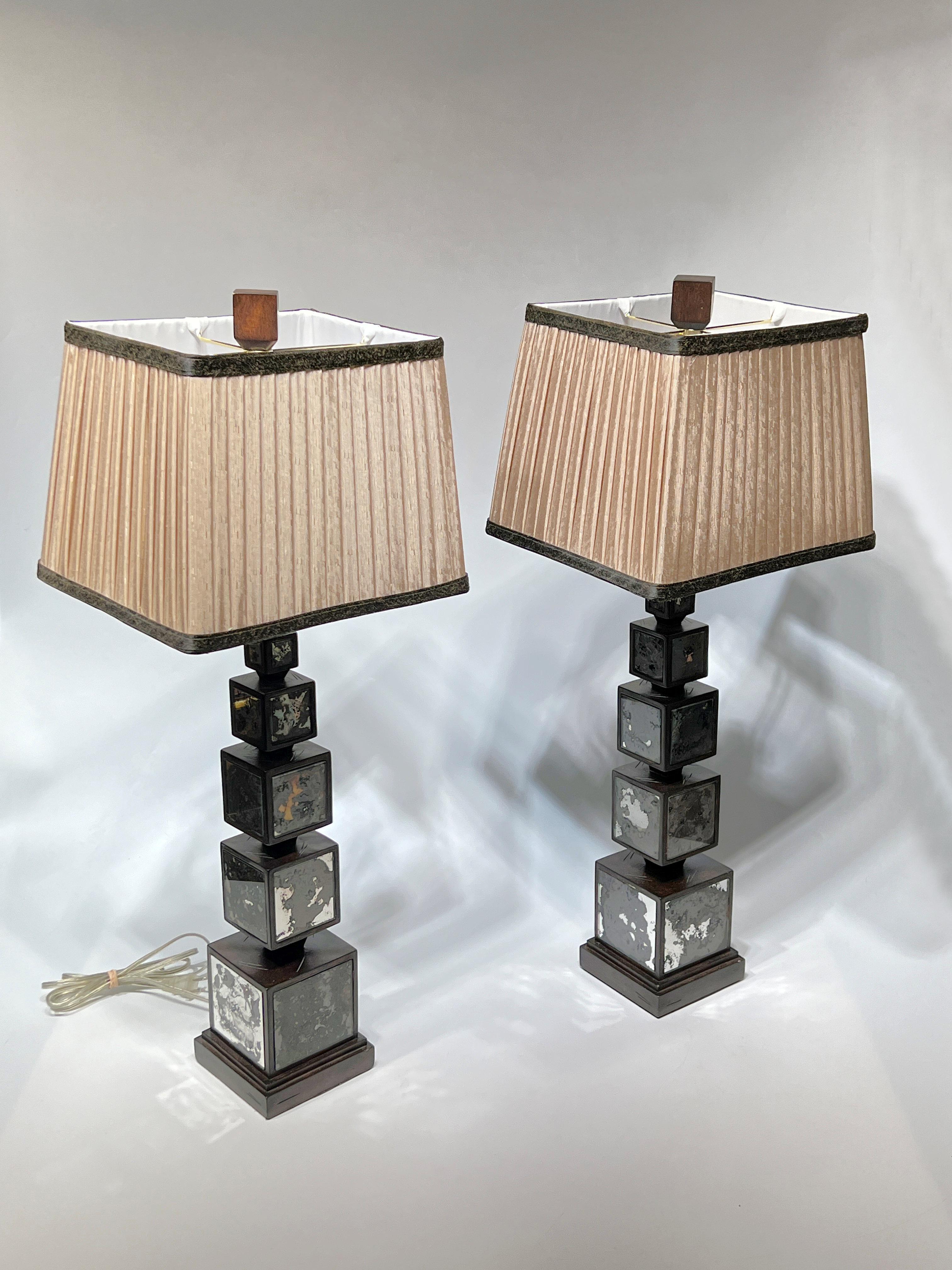 Paire de lampes de bureau modernes du milieu du siècle dernier en verre miroir et bois Bon état - En vente à New York, NY