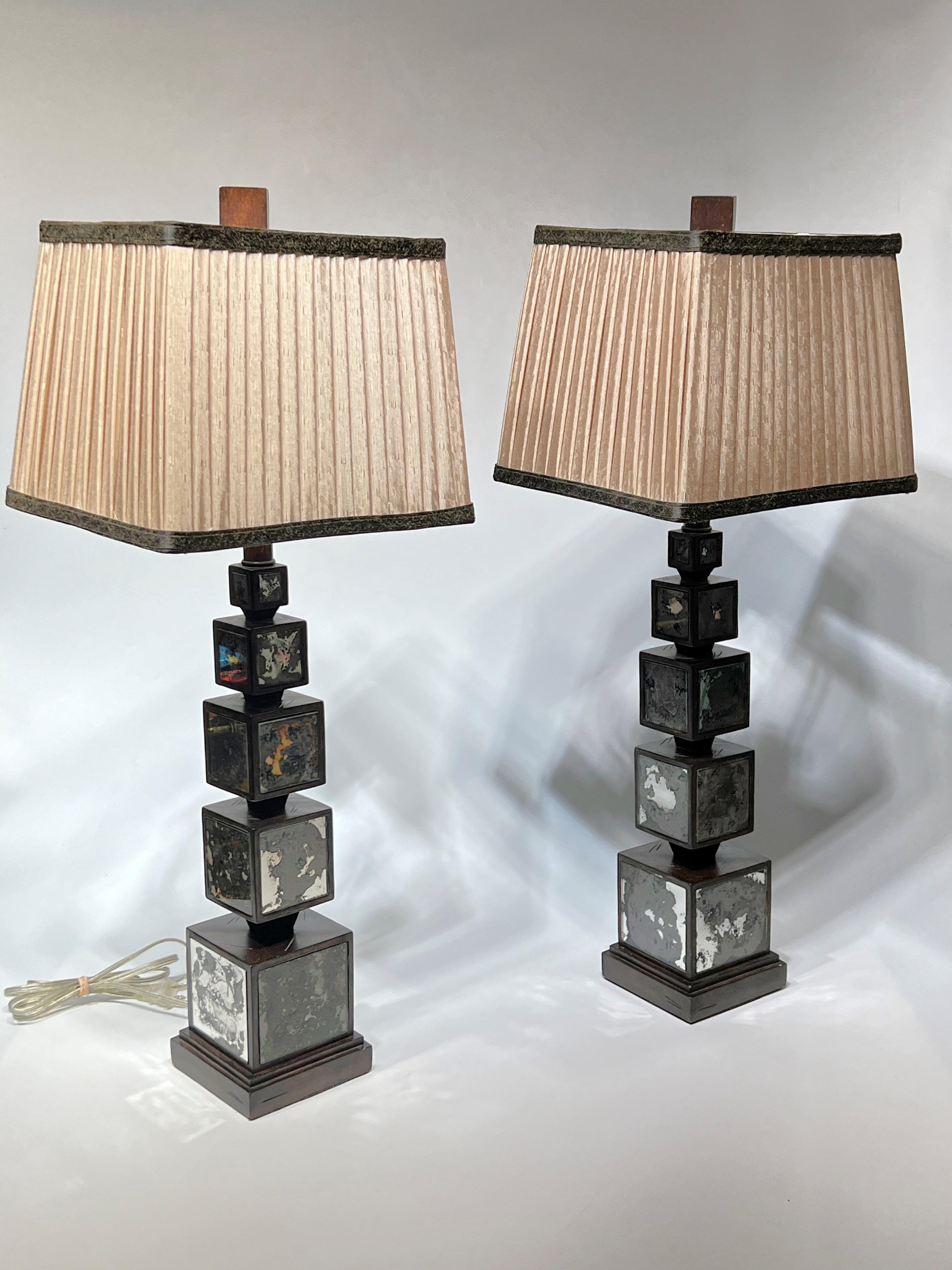 20ième siècle Paire de lampes de bureau modernes du milieu du siècle dernier en verre miroir et bois en vente