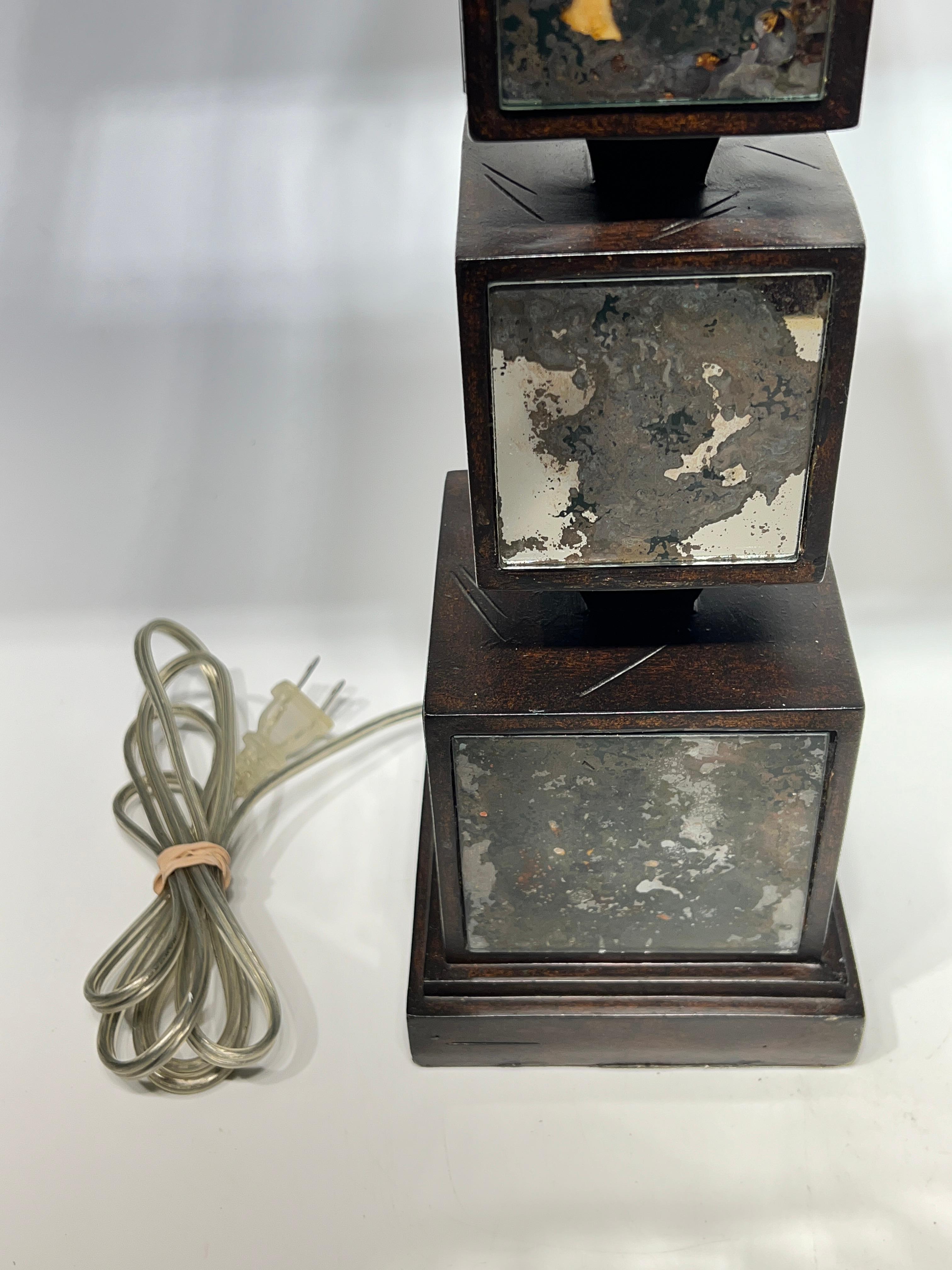 Verre Paire de lampes de bureau modernes du milieu du siècle dernier en verre miroir et bois en vente