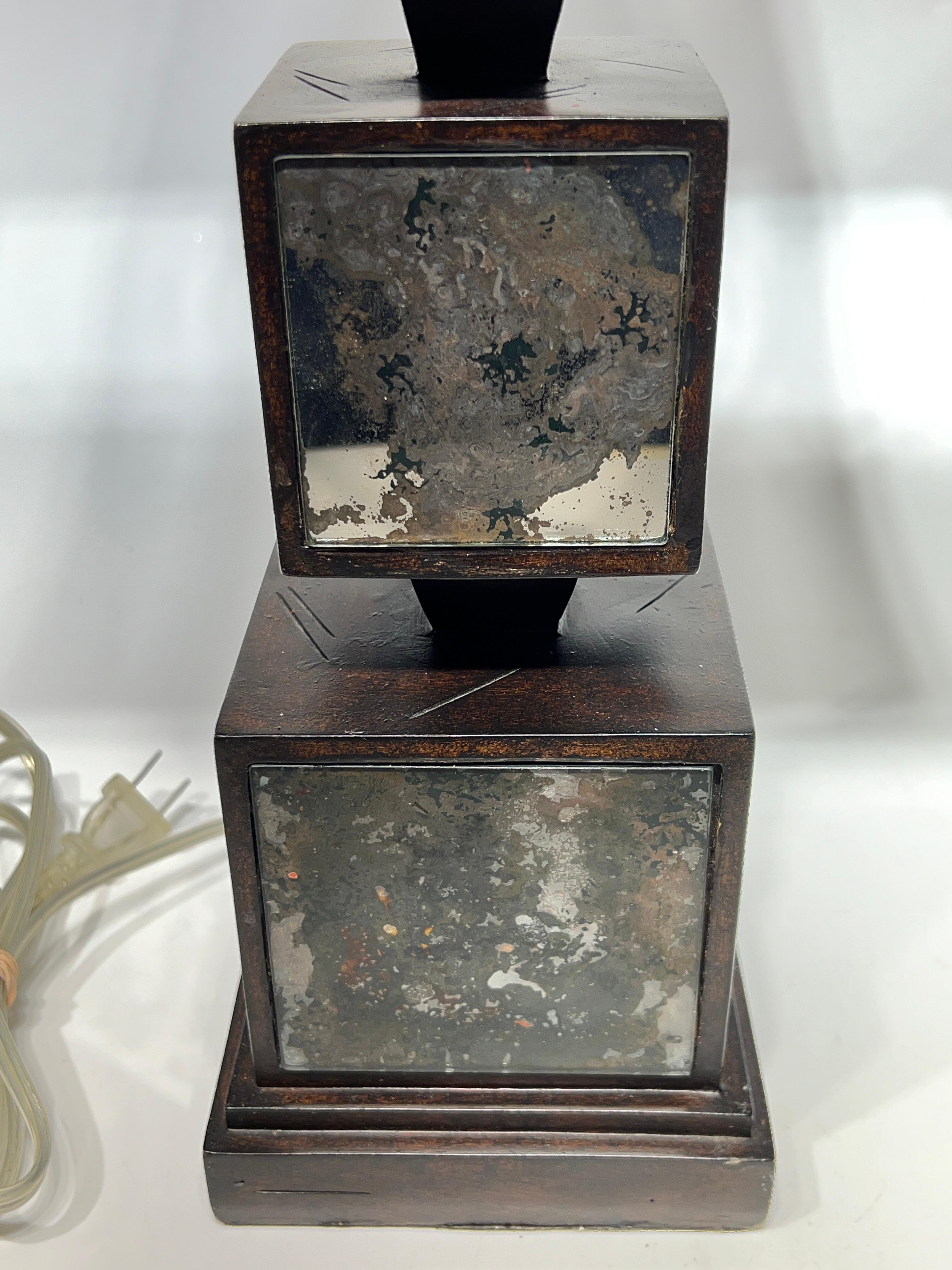 Paire de lampes de bureau modernes du milieu du siècle dernier en verre miroir et bois en vente 1