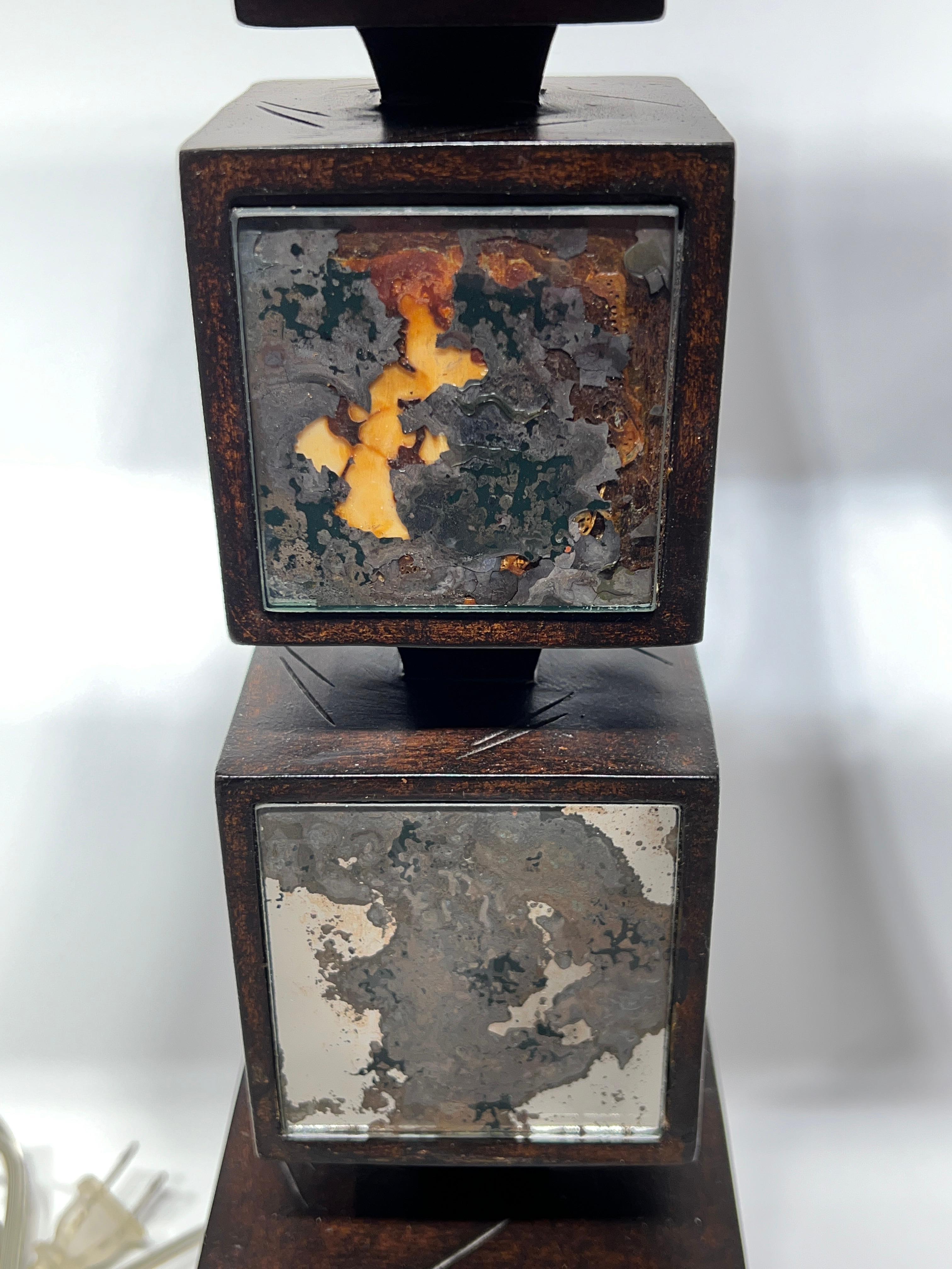 Paire de lampes de bureau modernes du milieu du siècle dernier en verre miroir et bois en vente 2
