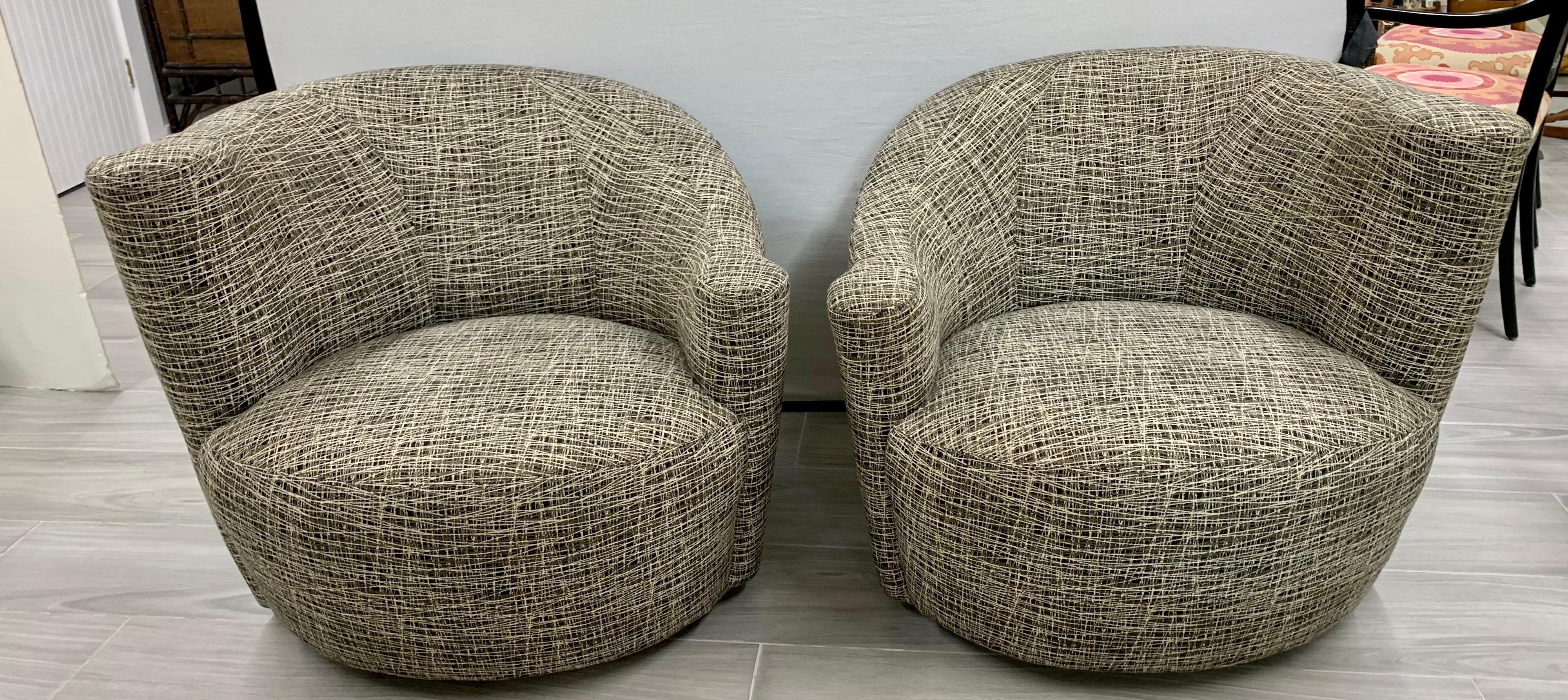 Magnifique paire de chaises Nautilus du début des années 1980 qui ont été retapissées à neuf. Le tissu est un abstrait et rien de moins que spectaculaire. Aujourd'hui, plus que jamais, c'est chez soi qu'on a le cœur.