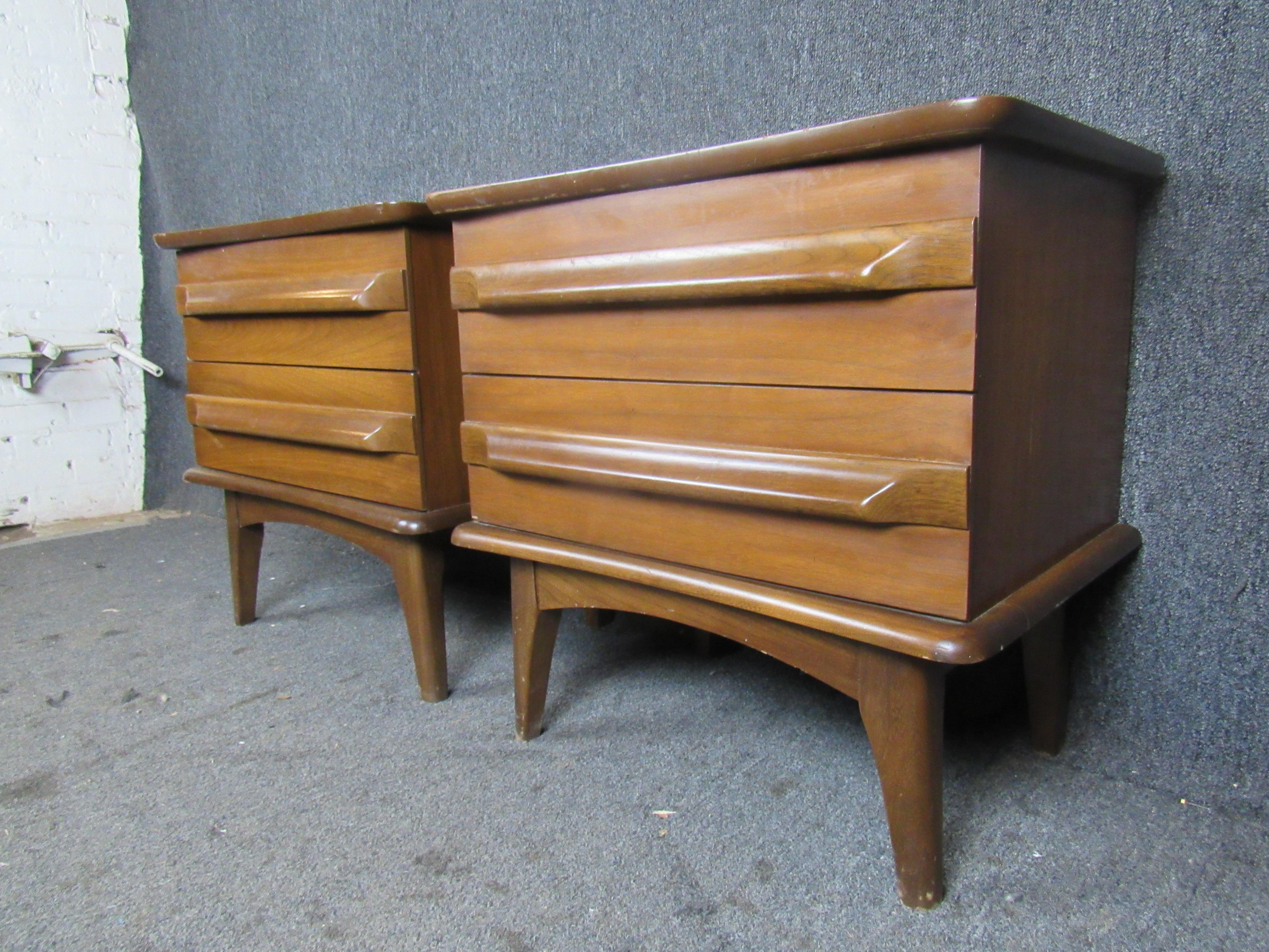 North American Pair Mid-Century Modern Nightstands For Sale