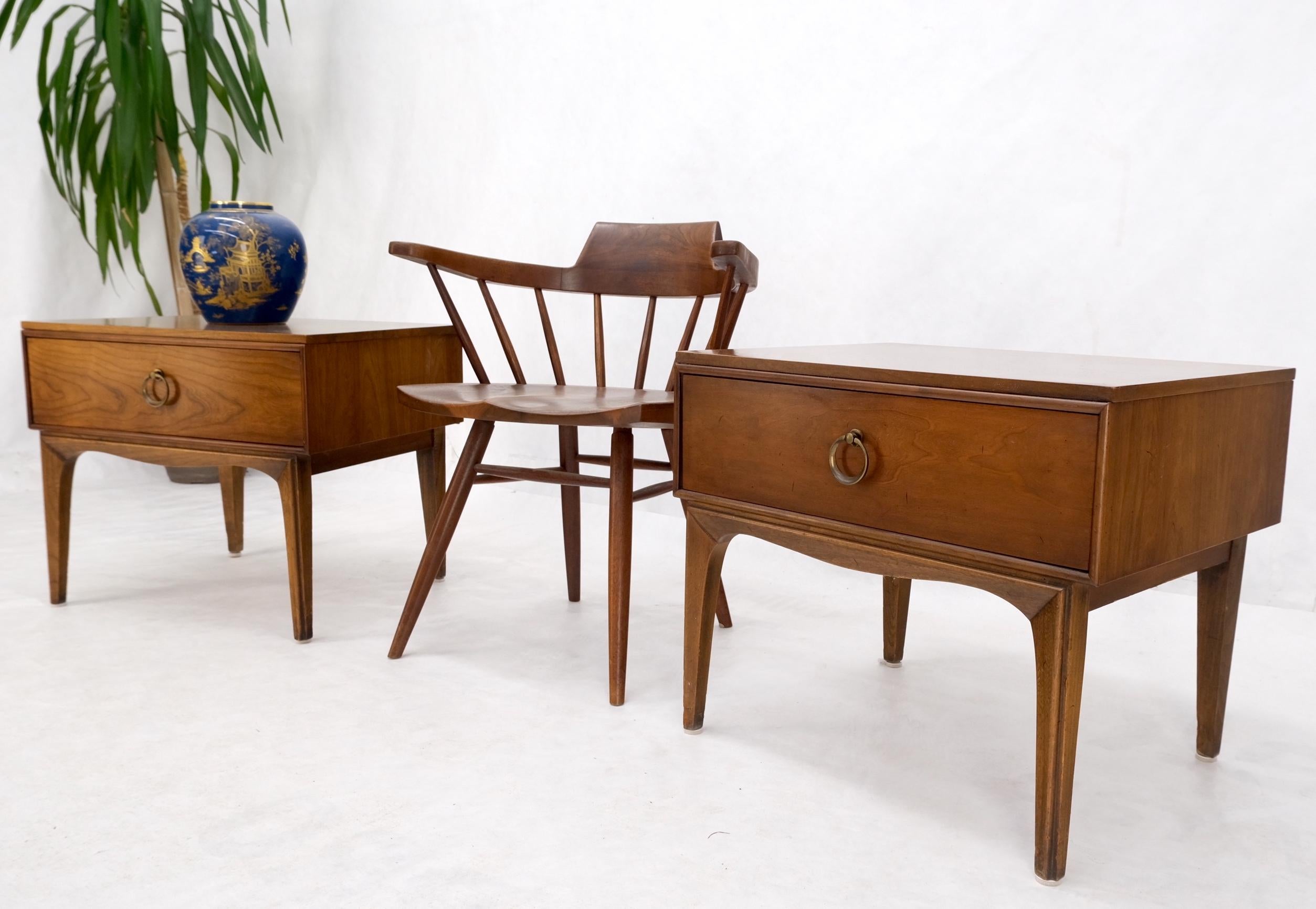 Paire de tables d'appoint à un tiroir, tables de nuit et poignées en laiton, de style moderne du milieu du siècle dernier en vente 8