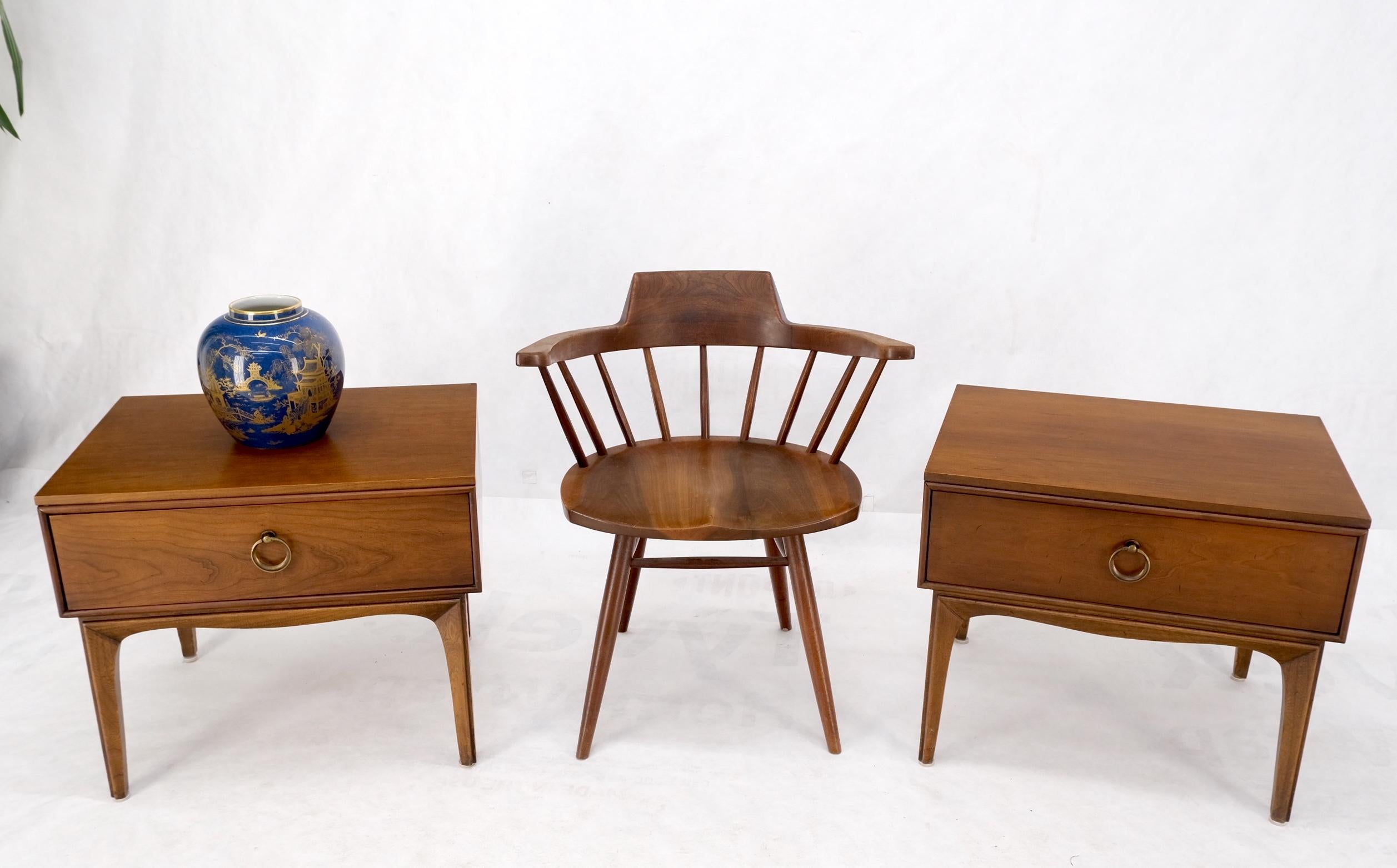 Paire de tables d'appoint à un tiroir, tables de nuit et poignées en laiton, de style moderne du milieu du siècle dernier en vente 9