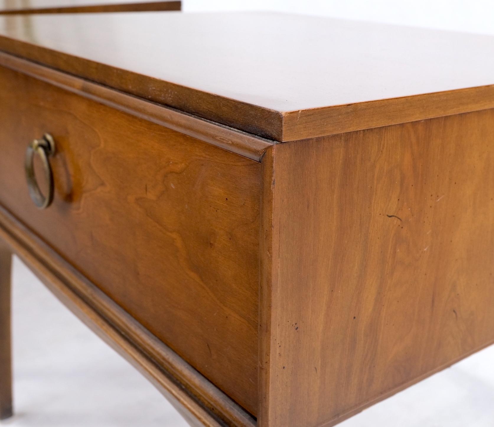 20ième siècle Paire de tables d'appoint à un tiroir, tables de nuit et poignées en laiton, de style moderne du milieu du siècle dernier en vente