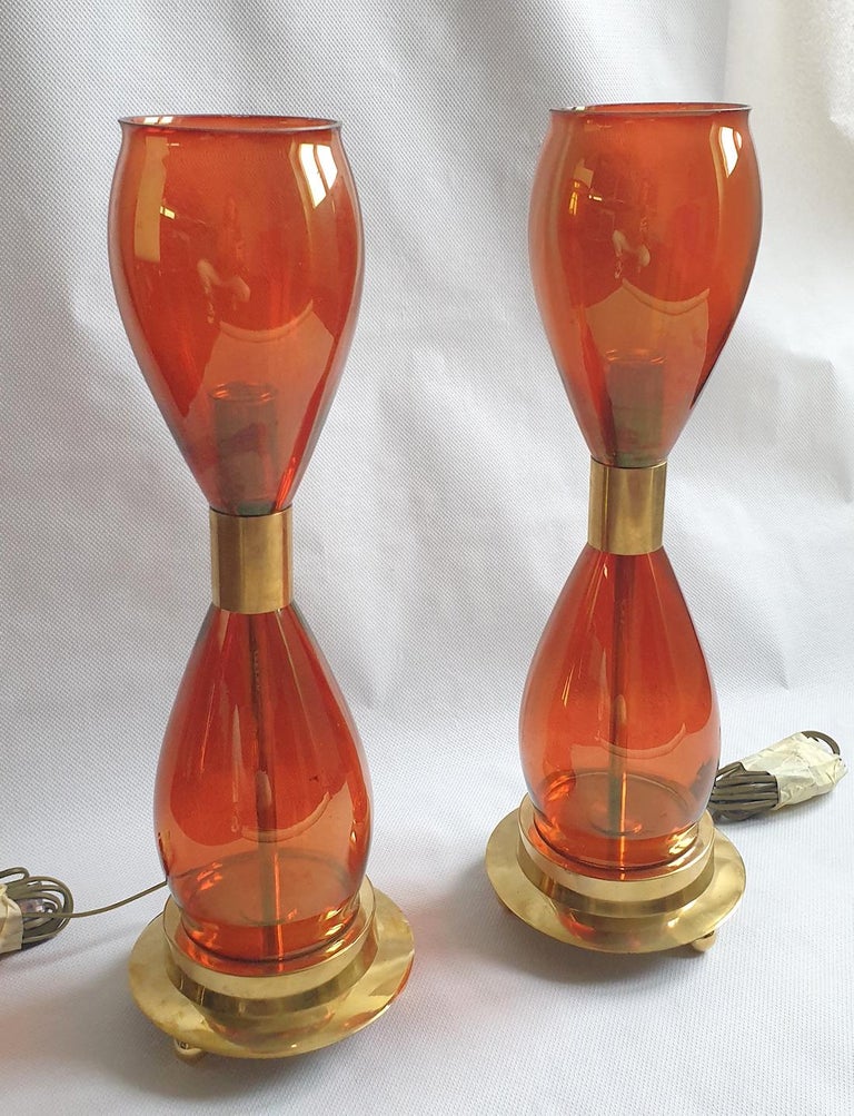 Pair of tall Mid-Century Modern Italian Murano glass table lamps, attributed to Seguso, 1970s.
The vintage pair of lamps is made of orange Murano glass shades, the top one, nesting one light.
The lamps are rewired for the US, with a Medium base