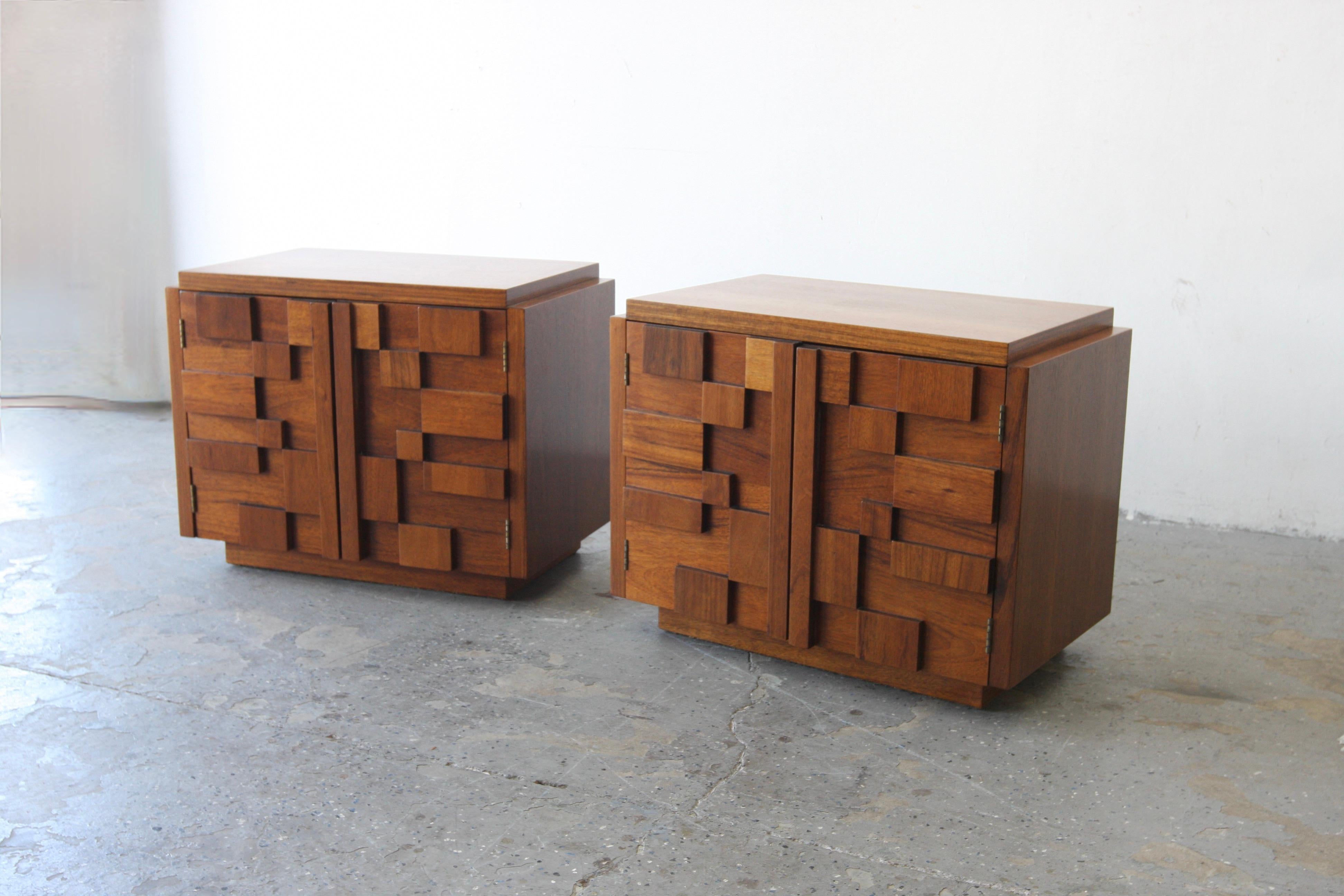 Walnut Pair Mid-Century Modern Paul Evans Style Lane Staccato Brutalist Nightstands For Sale