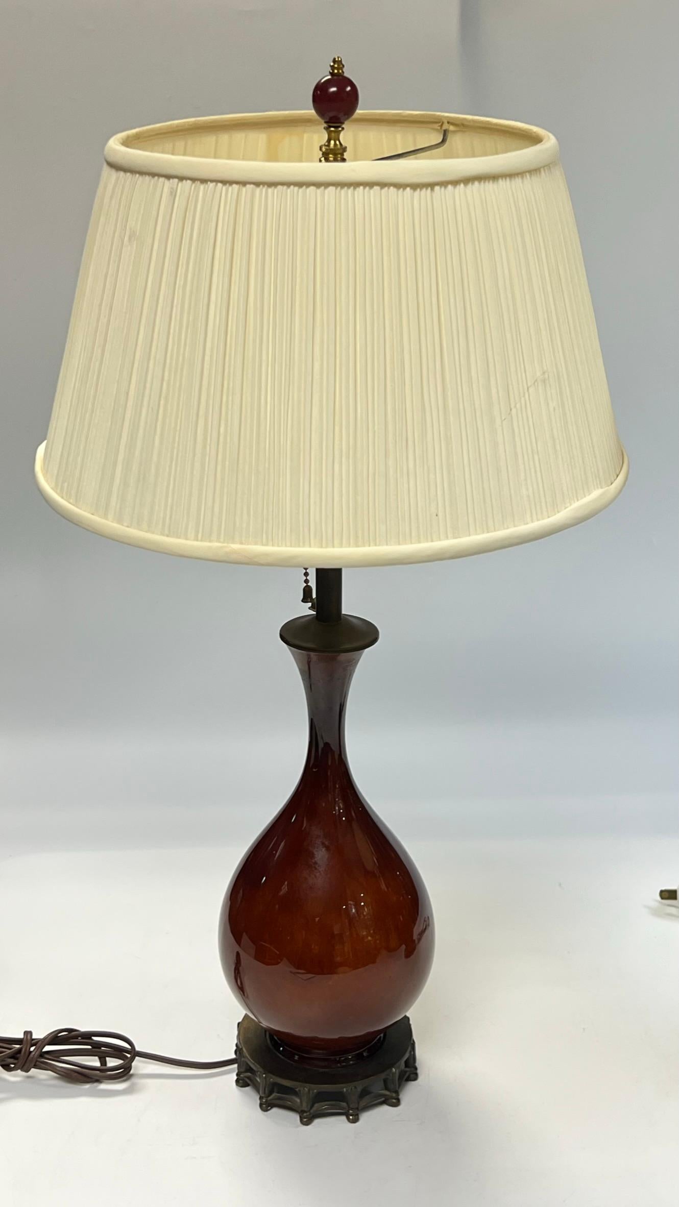 Paar moderne Porzellan-Tischlampen aus der Mitte des Jahrhunderts mit Sang de Boueuf-Glasur im Angebot 3