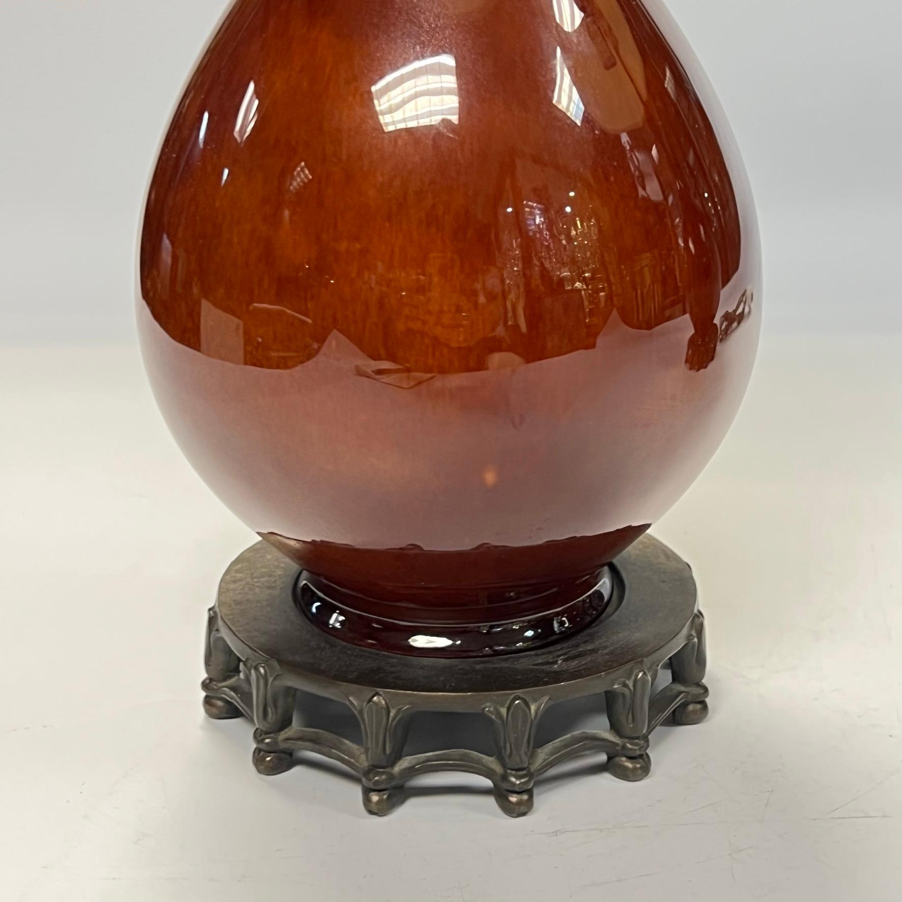 Paar Vintage Porzellan Metall Tischlampen der Vase Form mit gebrannten orange Glasur und patiniert Bronze Sockel.  25,5 bis zu den Flossen und 5 Zoll im Durchmesser, mit Vintage-Schirmen von 13 Zoll im Durchmesser.