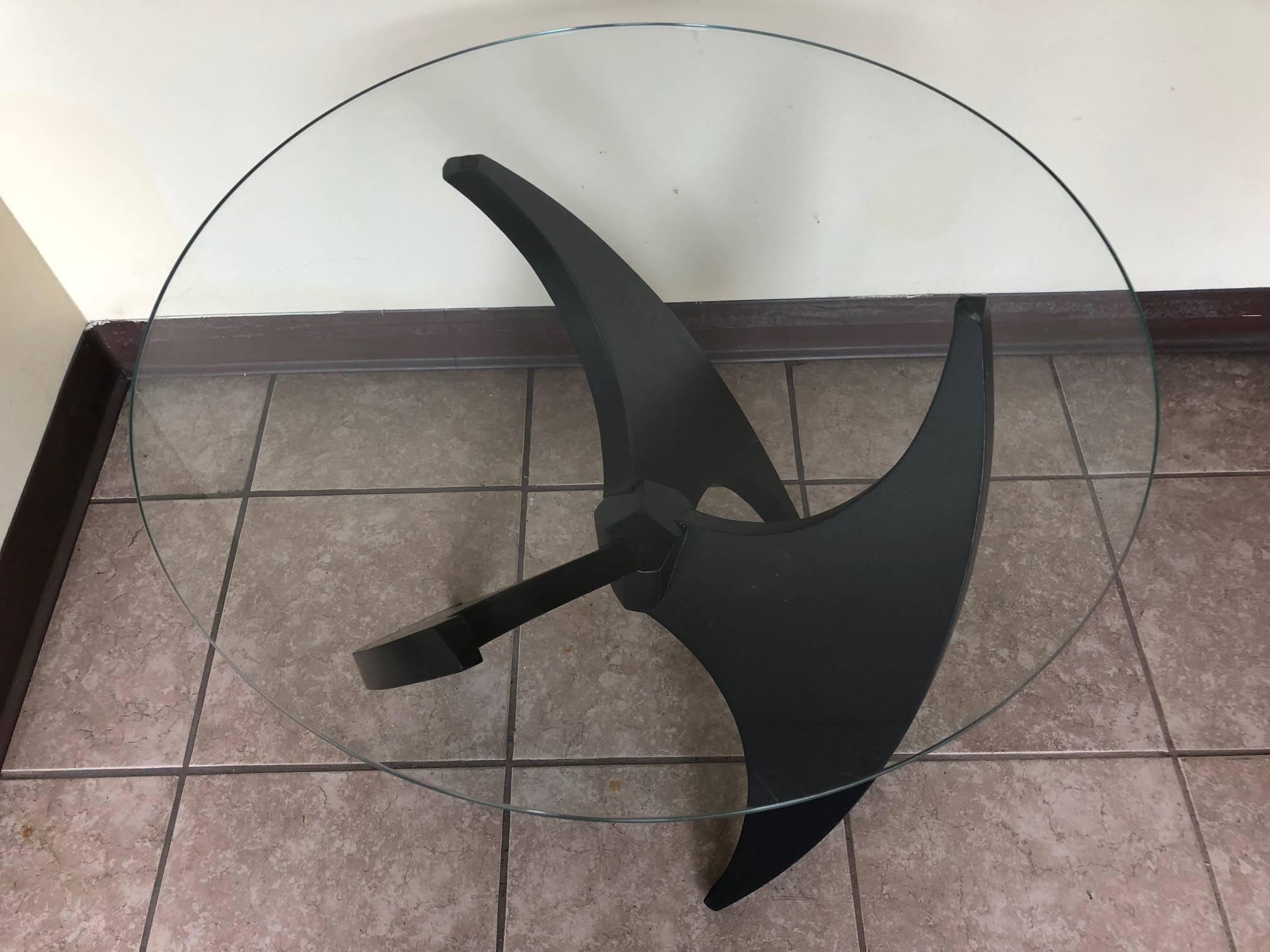 Lacquered Pair of Mid-Century Modern Propeller Side Tables For Sale