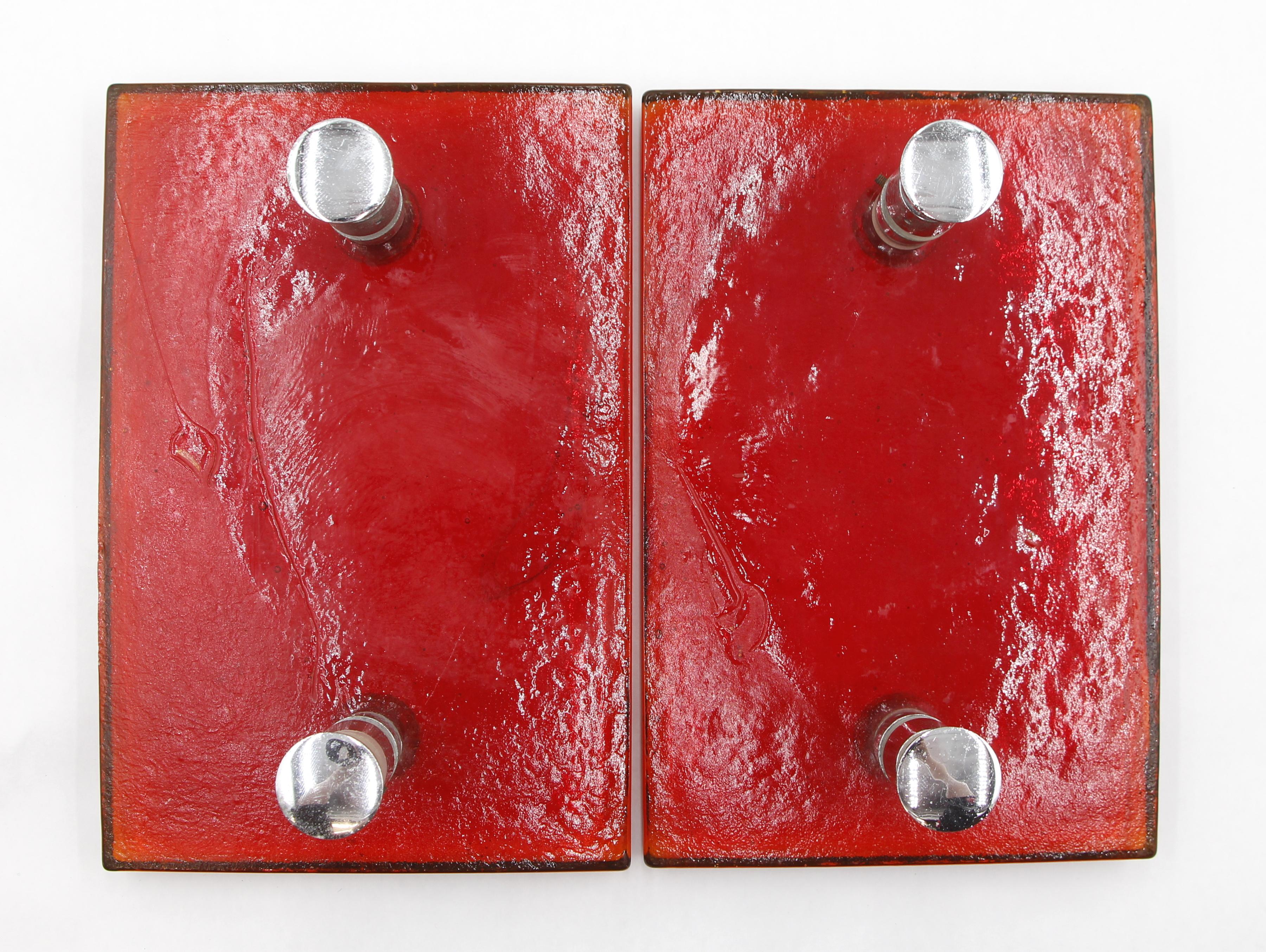 Tiri per porte in stile Mid-Century Modern in vetro rosso brillante di forma rettangolare. La ferramenta di montaggio è in ottone con finitura in nichel. Buone condizioni con usura superficiale dovuta all'uso precedente. Prezzo a coppia. Si prega di