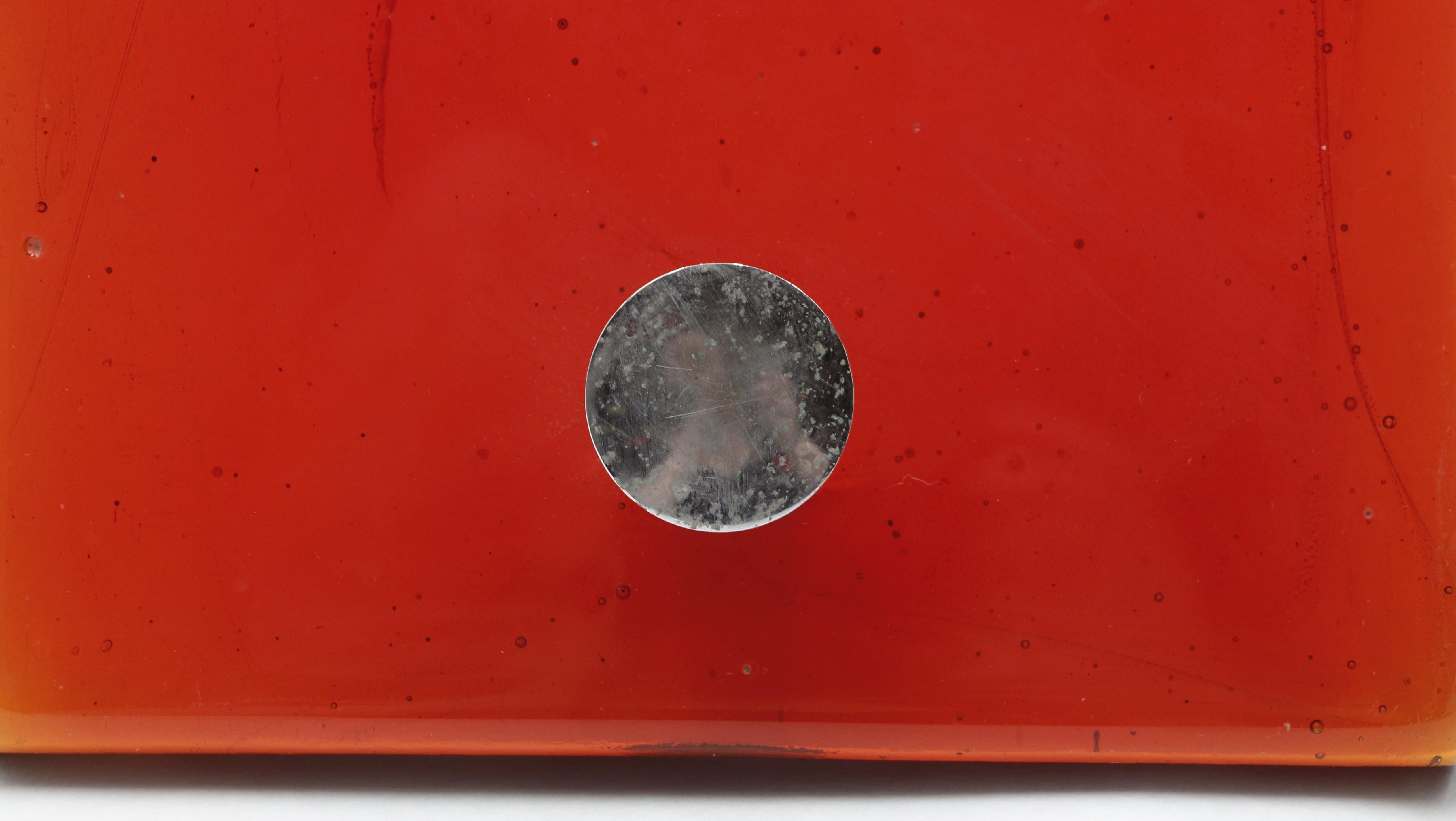 Mid-Century moderno Coppia di tiranti per porte in vetro rosso e nichel della modernità di metà secolo in vendita