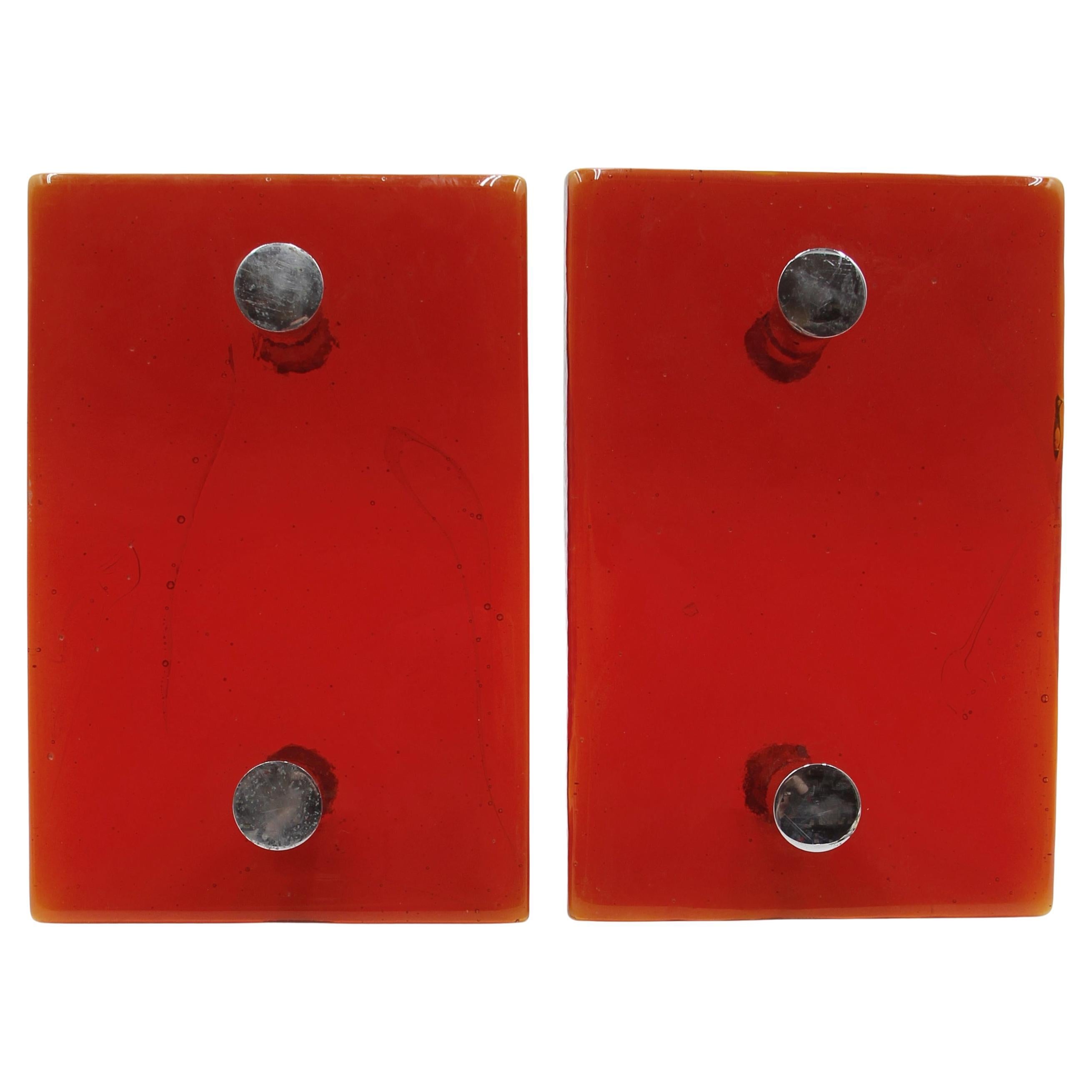 Par de tiradores de puerta modernos de mediados de siglo de cristal rojo y níquel
