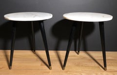 Paire de tables d'appoint rondes en marbre de style moderne du milieu du siècle dernier
