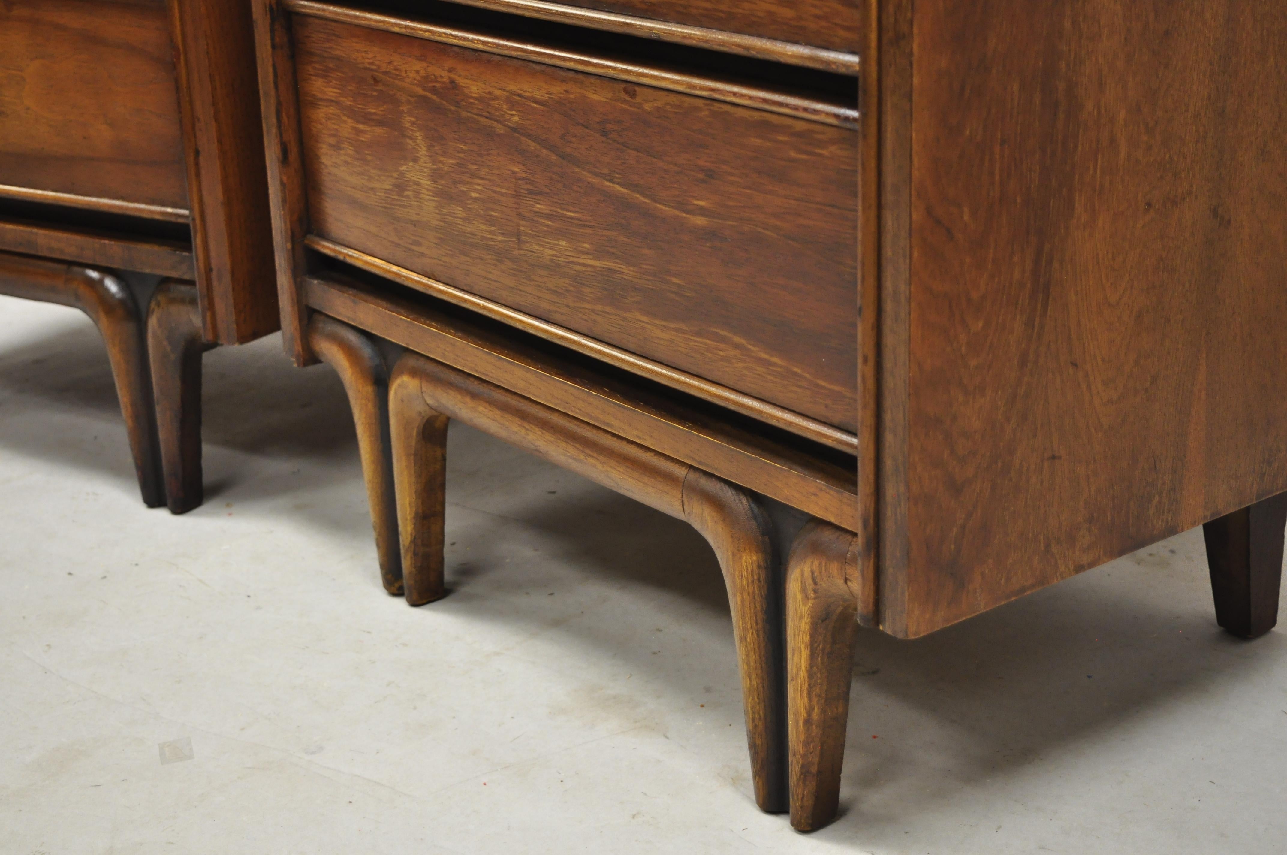 American Pair of Mid-Century Modern Sculpted Walnut V-Leg Nightstands Bedside End Tables