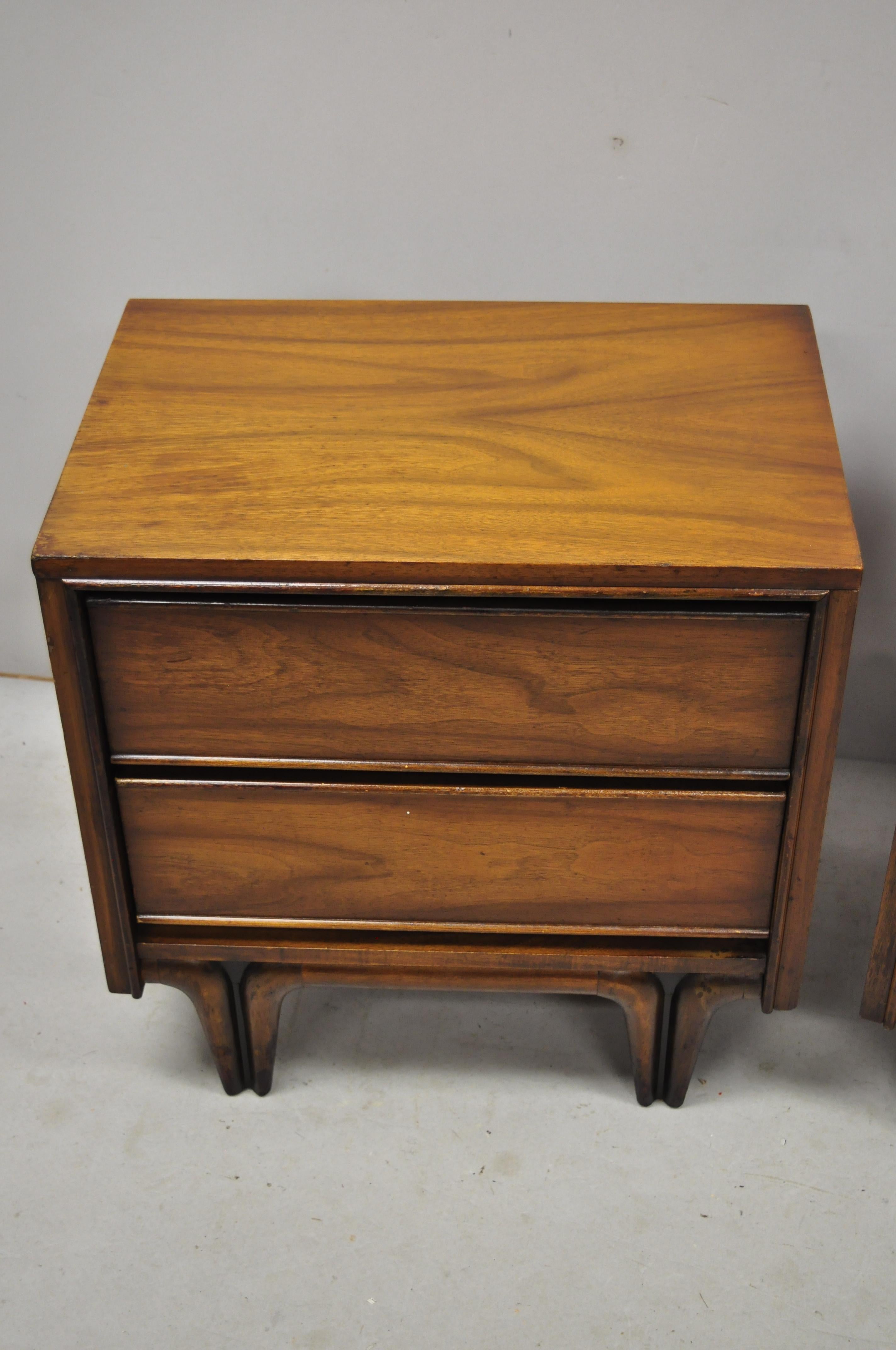Pair of Mid-Century Modern Sculpted Walnut V-Leg Nightstands Bedside End Tables In Good Condition In Philadelphia, PA