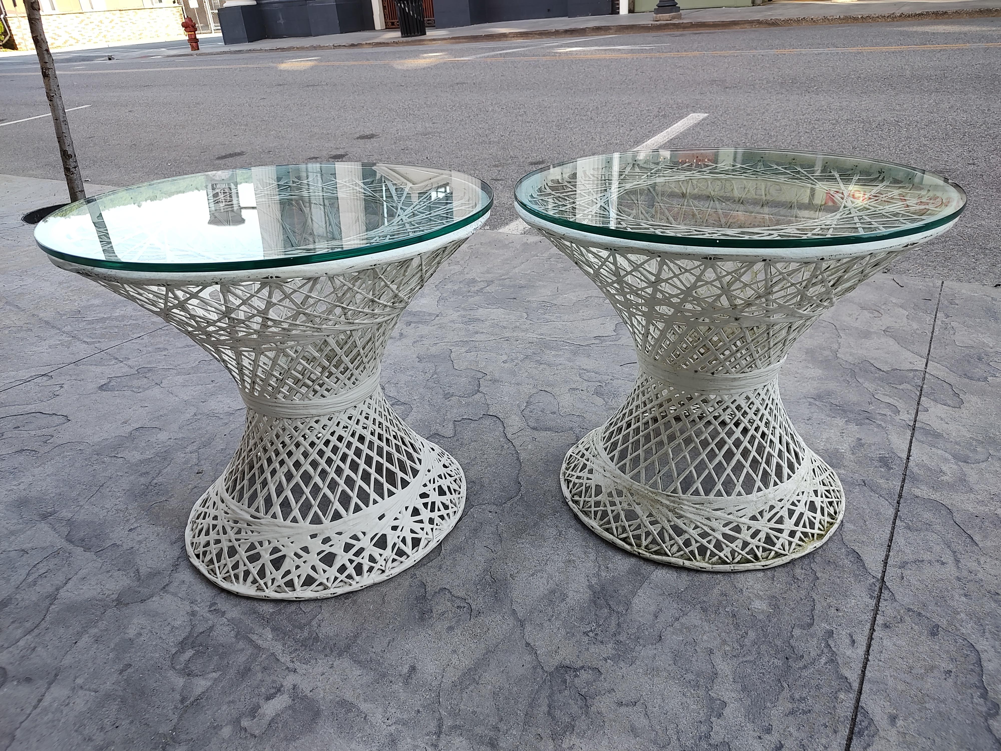 Milieu du XXe siècle Paire de tables d'appoint sculpturales en fibre de verre filée Russell Woodard, mi-siècle moderne en vente