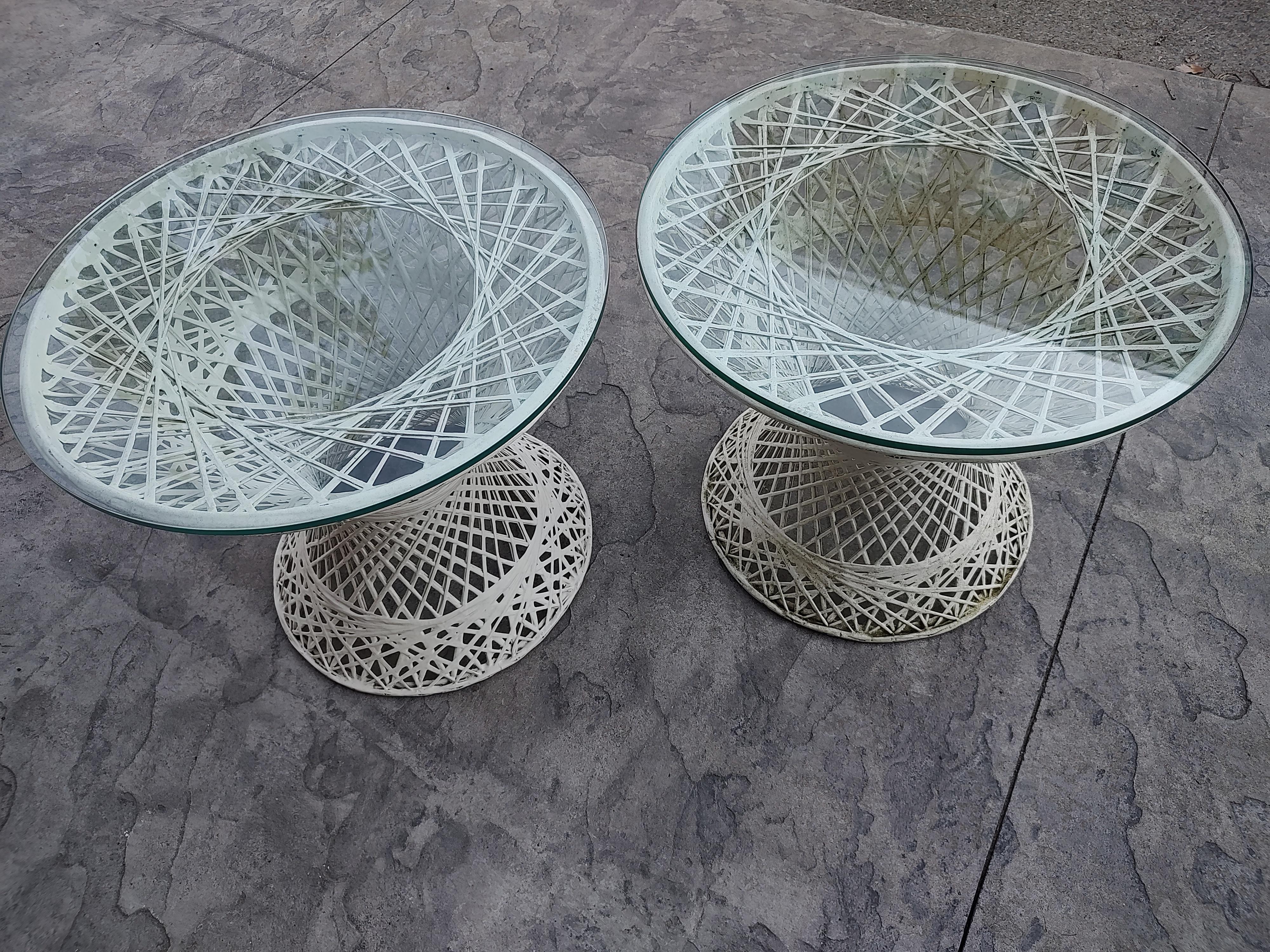 Verre Paire de tables d'appoint sculpturales en fibre de verre filée Russell Woodard, mi-siècle moderne en vente