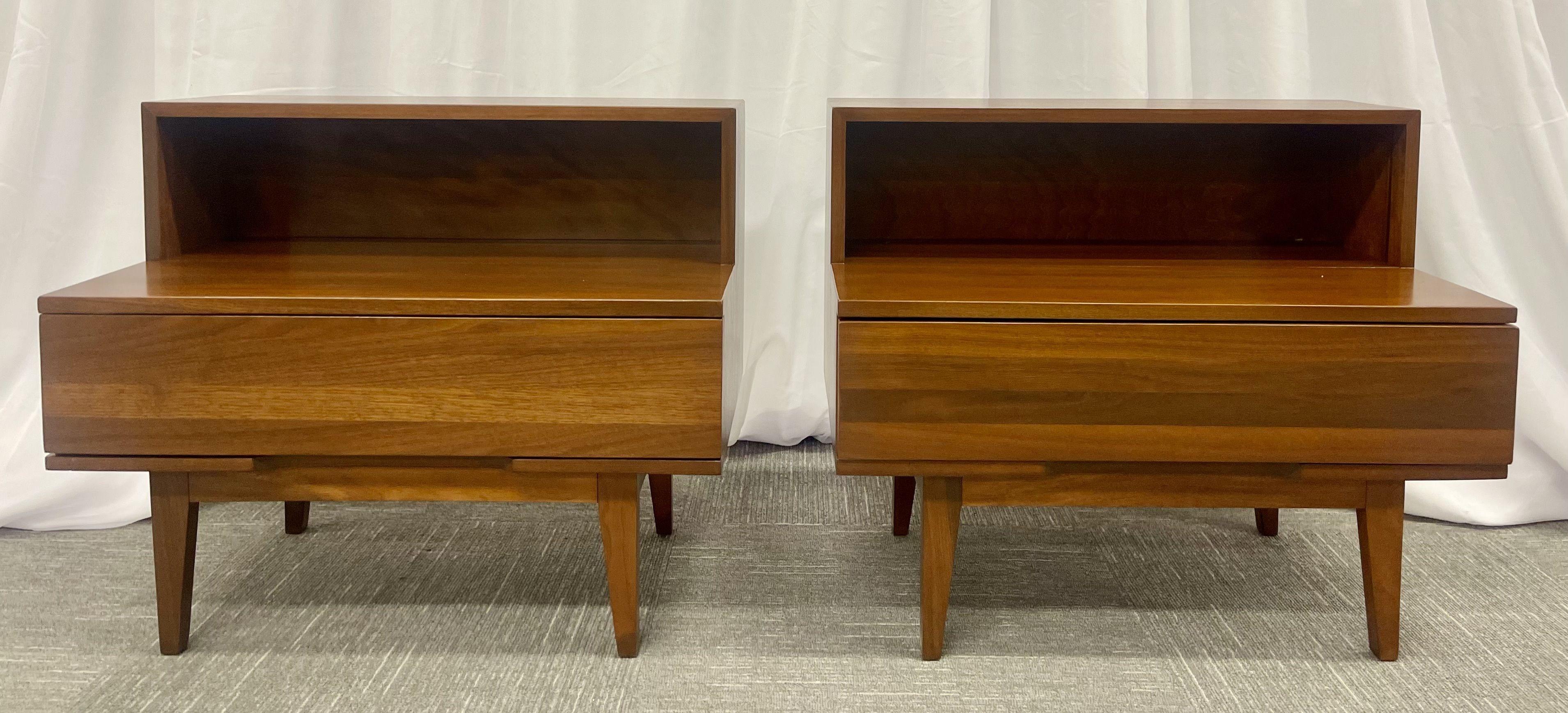 Pair Mid-Century Modern step end tables/nightstands, Nakashima Style, American

Fully refinished set of step nightstands in rosewood. Reminiscent of the work of celebrated woodworker George Nakashima. Each nightstand has one drawer, storage