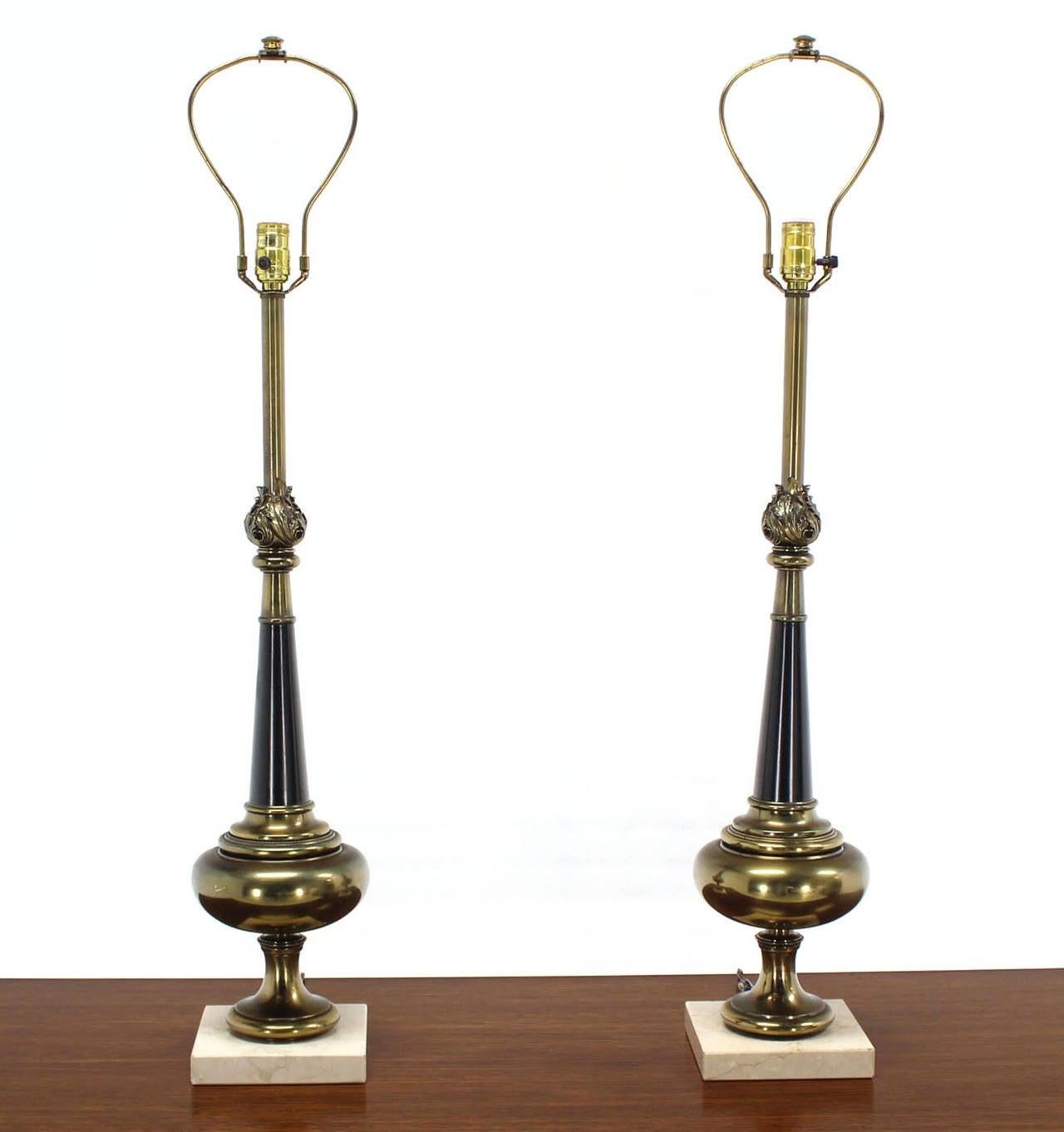 Paar Mid Century Modern Stiffel Messing Finial Form Tischlampen Marmorsockel MINT (amerikanisch) im Angebot