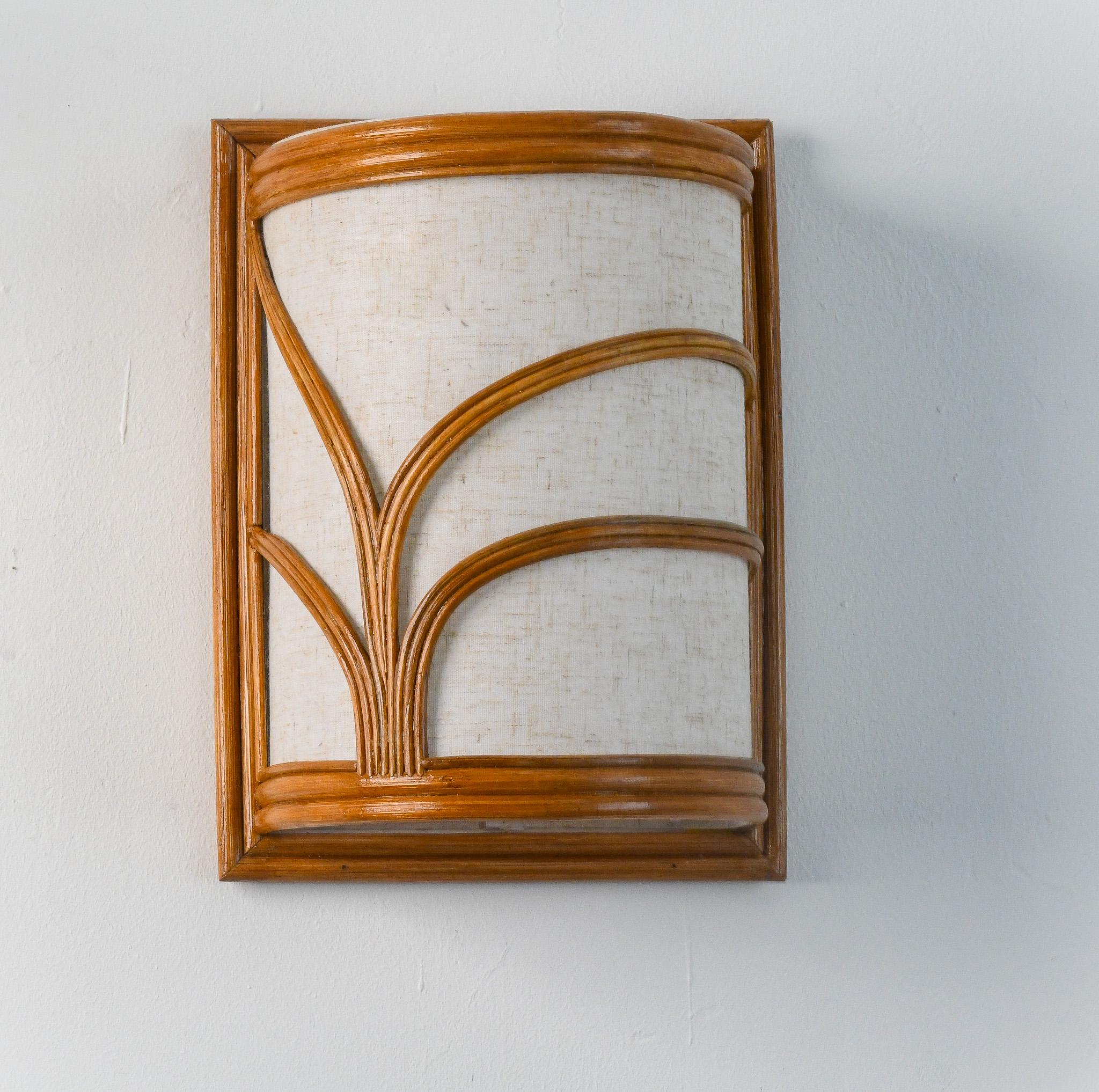 Diese handgefertigten Wandleuchten im Mid-Century Modern-Stil haben einen beeindruckenden Rahmen aus organischem, gebogenem Rattan. Zusammen mit den organischen, natürlichen Leinenschirmen sind diese Wandleuchten sowohl elegant als auch langlebig