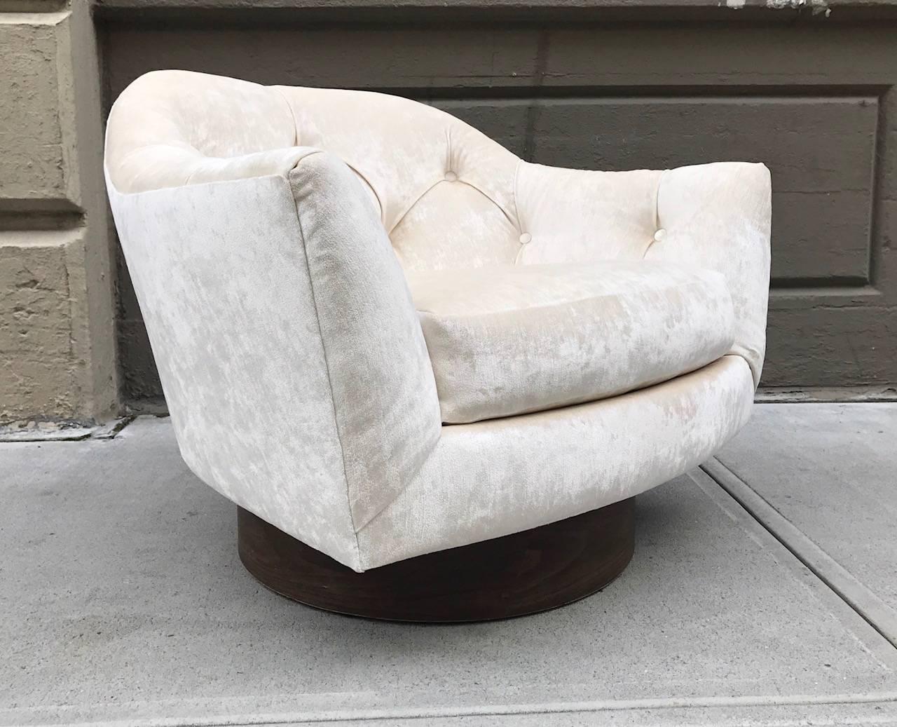 Mid-Century Modern Paire de chaises longues pivotantes de Milo Baughman en vente