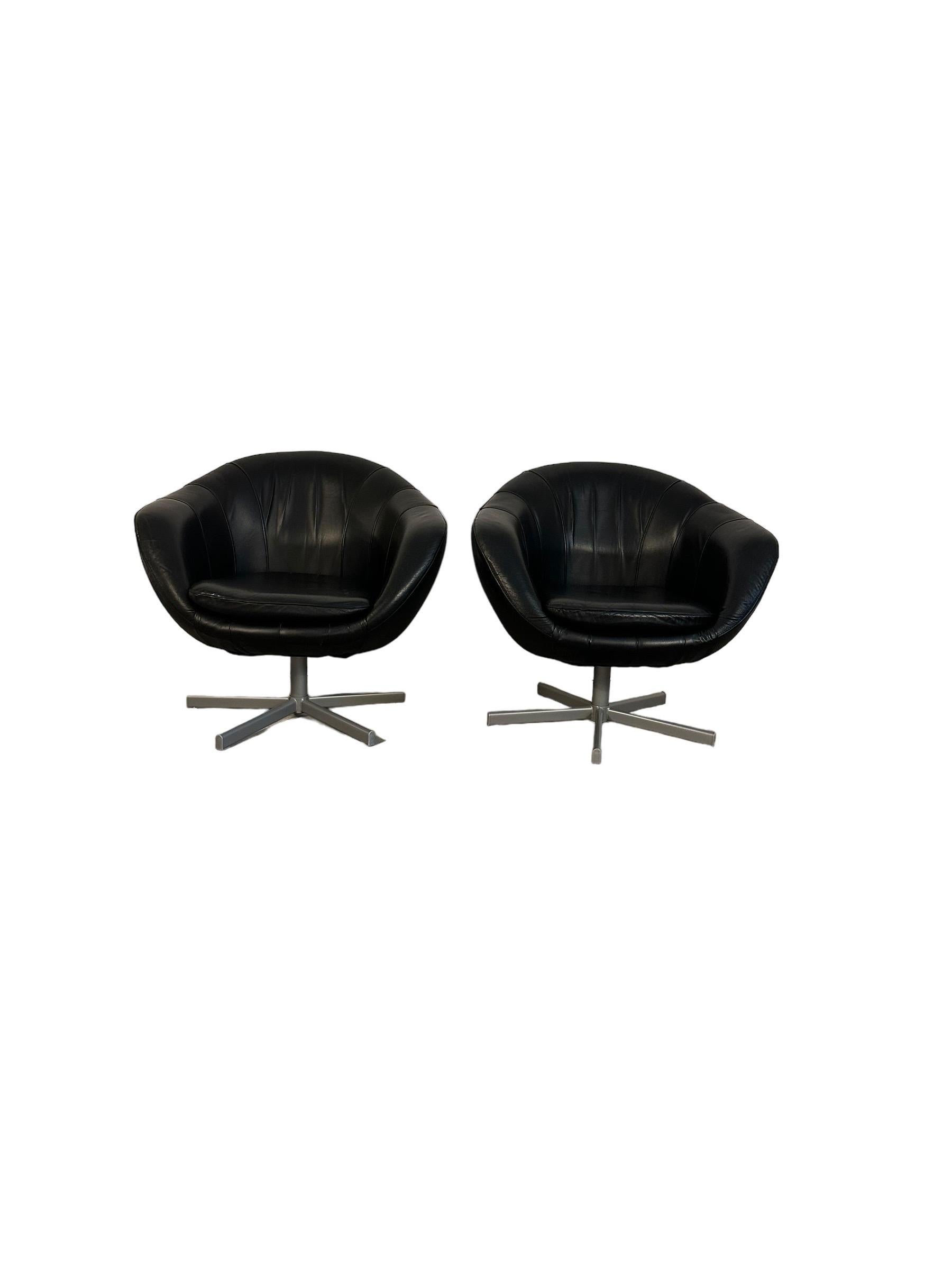 Voici nos fauteuils pods modernes du milieu du siècle : cuir noir intemporel, fonction pivotante amusante et en bon état. Ils sont prêts à ajouter une touche de style classique à votre espace.