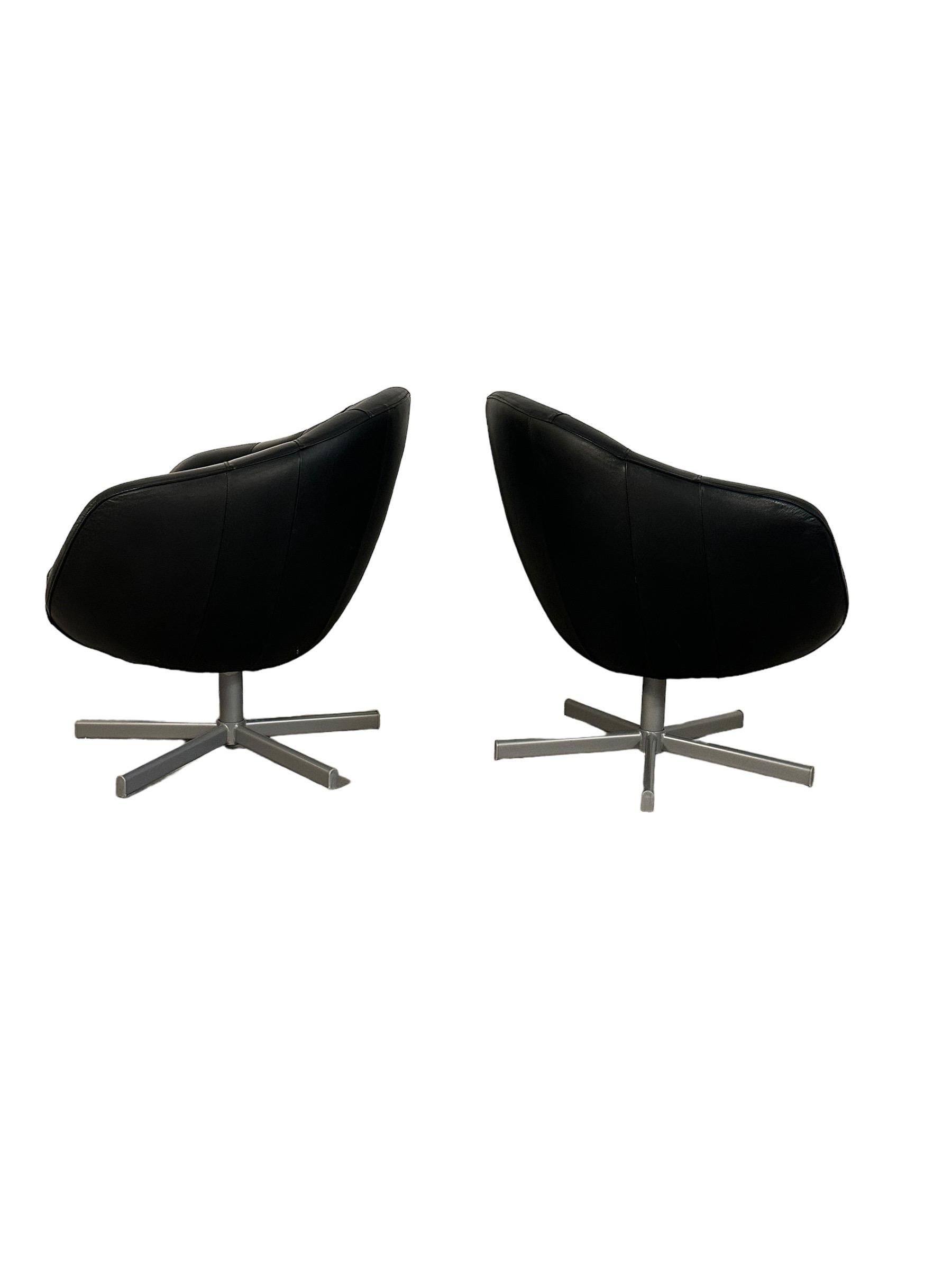 Mid-Century Modern Pair Mid Century Modern Swiveling Leather Pod Chairs For Sale