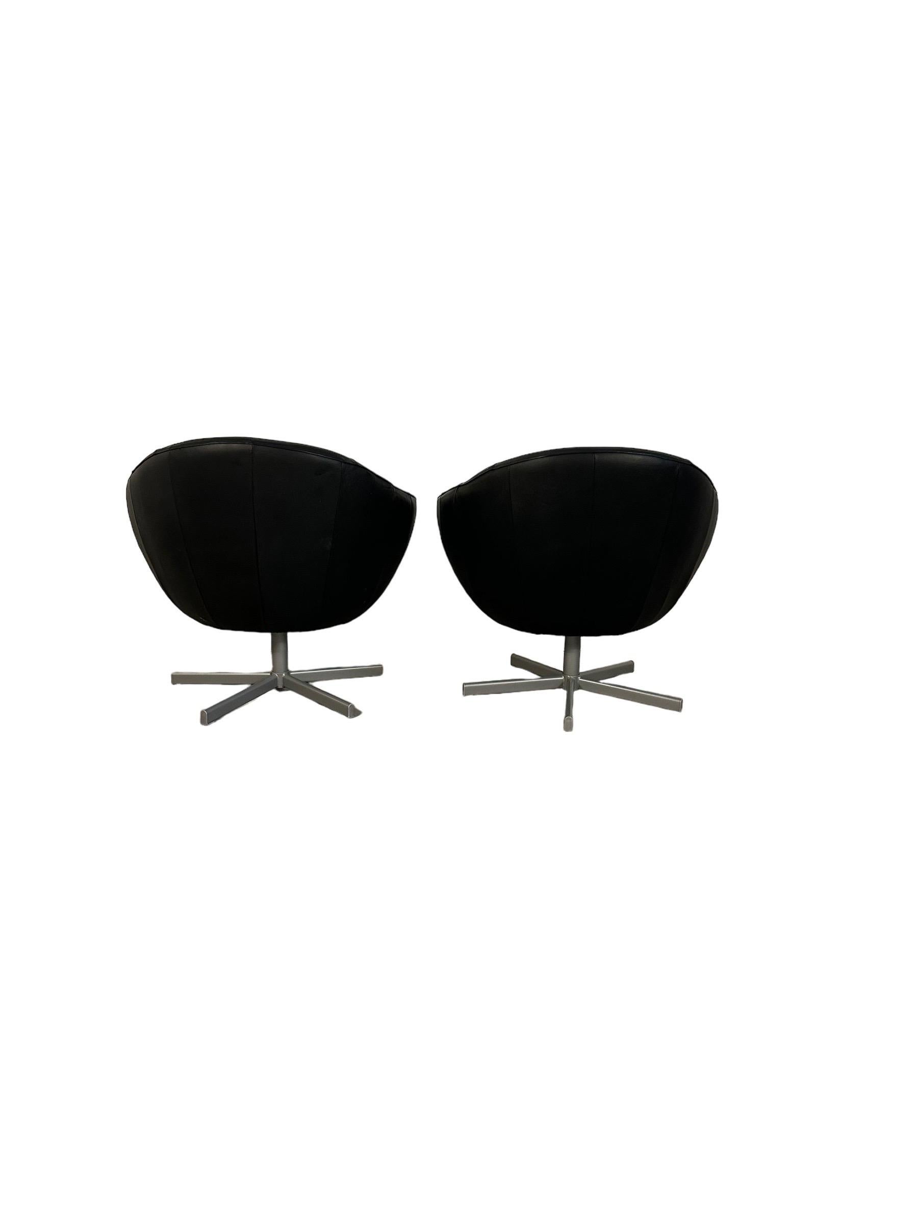 Pair Mid Century Modern Swiveling Leather Pod Chairs In Good Condition For Sale In Brooklyn, NY