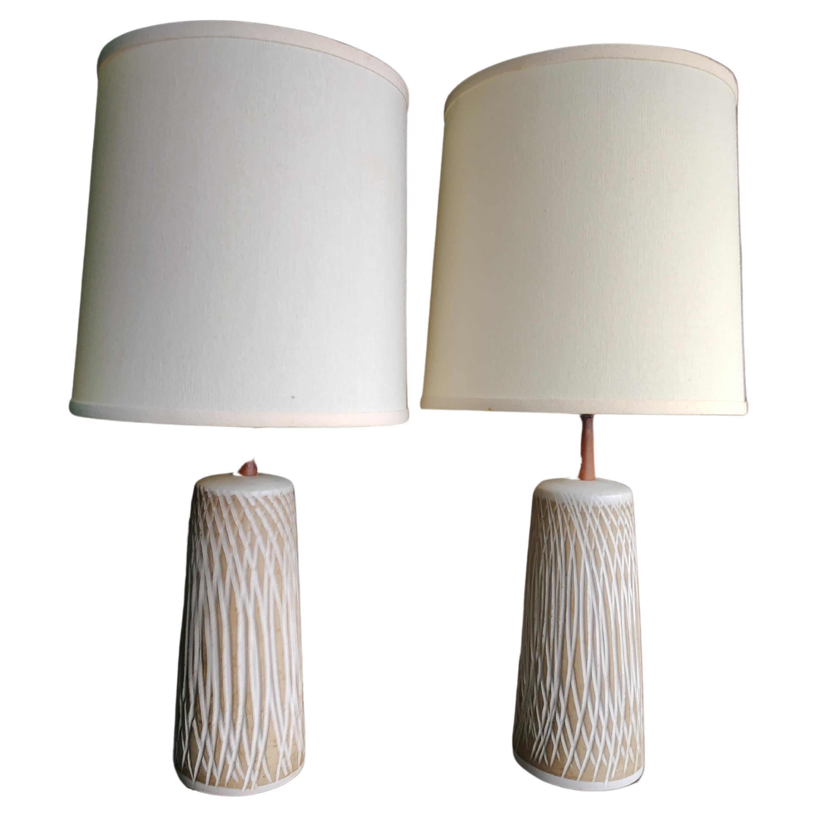 Coppia di lampade da tavolo moderne del metà del secolo di Gordon & Jane Martz con paralumi originali