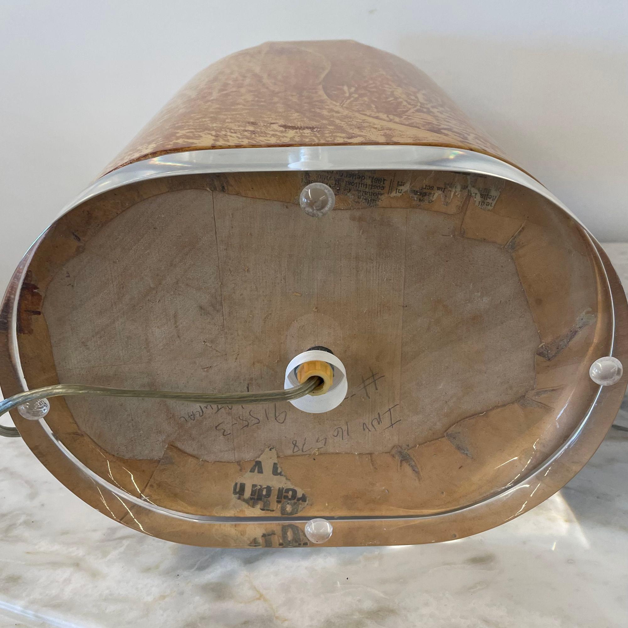 Paire de lampes de bureau modernes du milieu du siècle dernier, en peau de chèvre et lucite, de style Karl Springer en vente 1